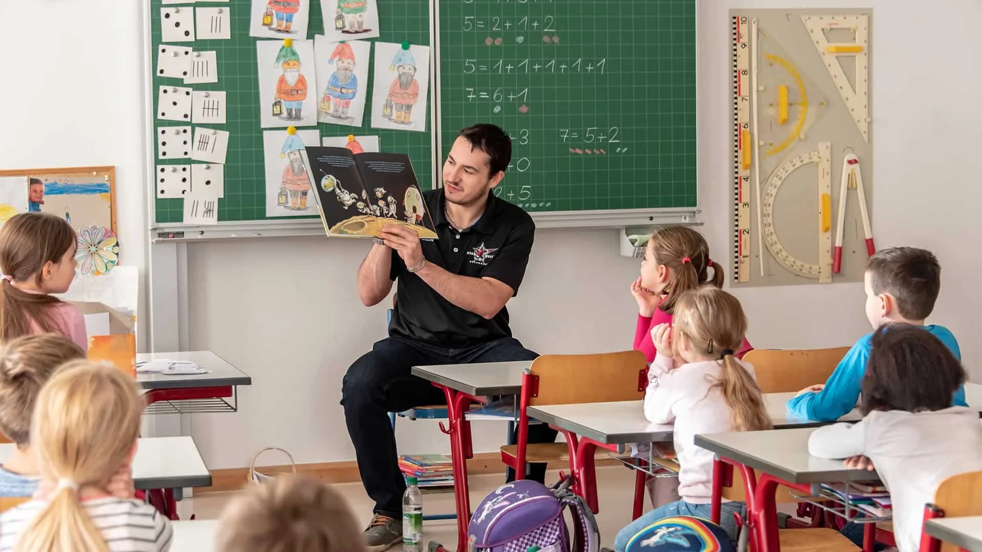 Starbulls lesen Grundschülern vor