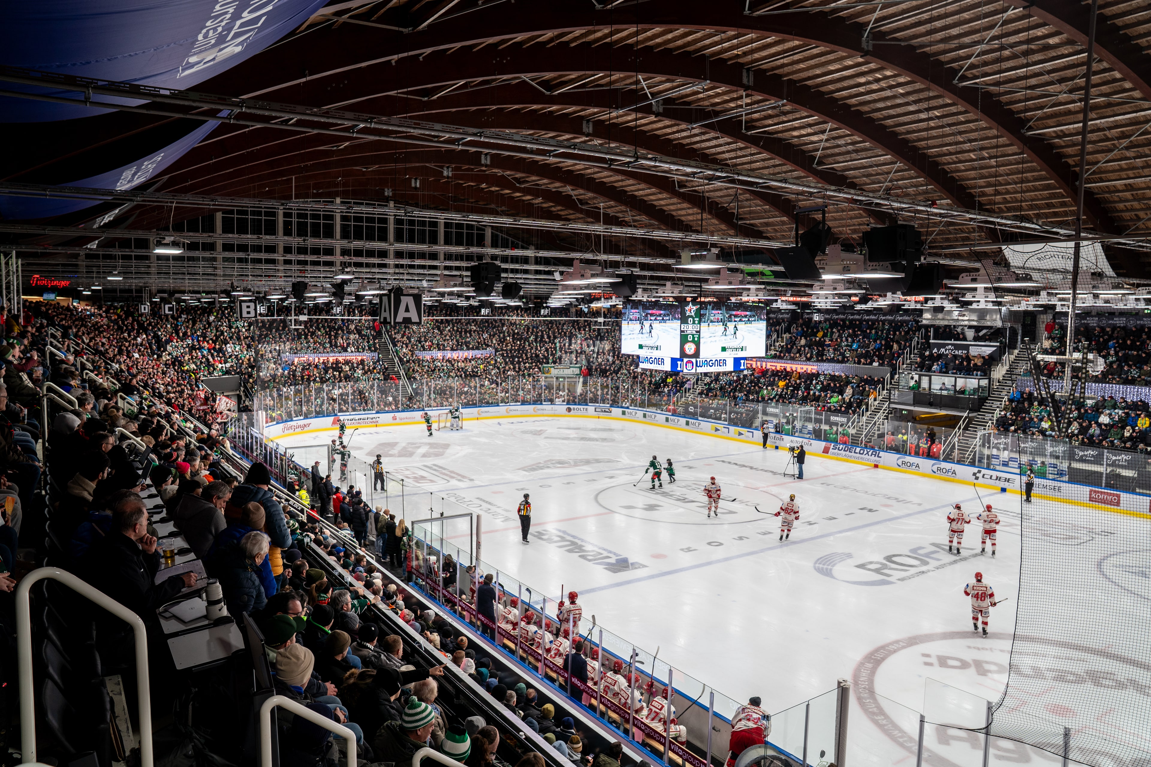 Starbulls Rosenheim game action at the SPIE Arena