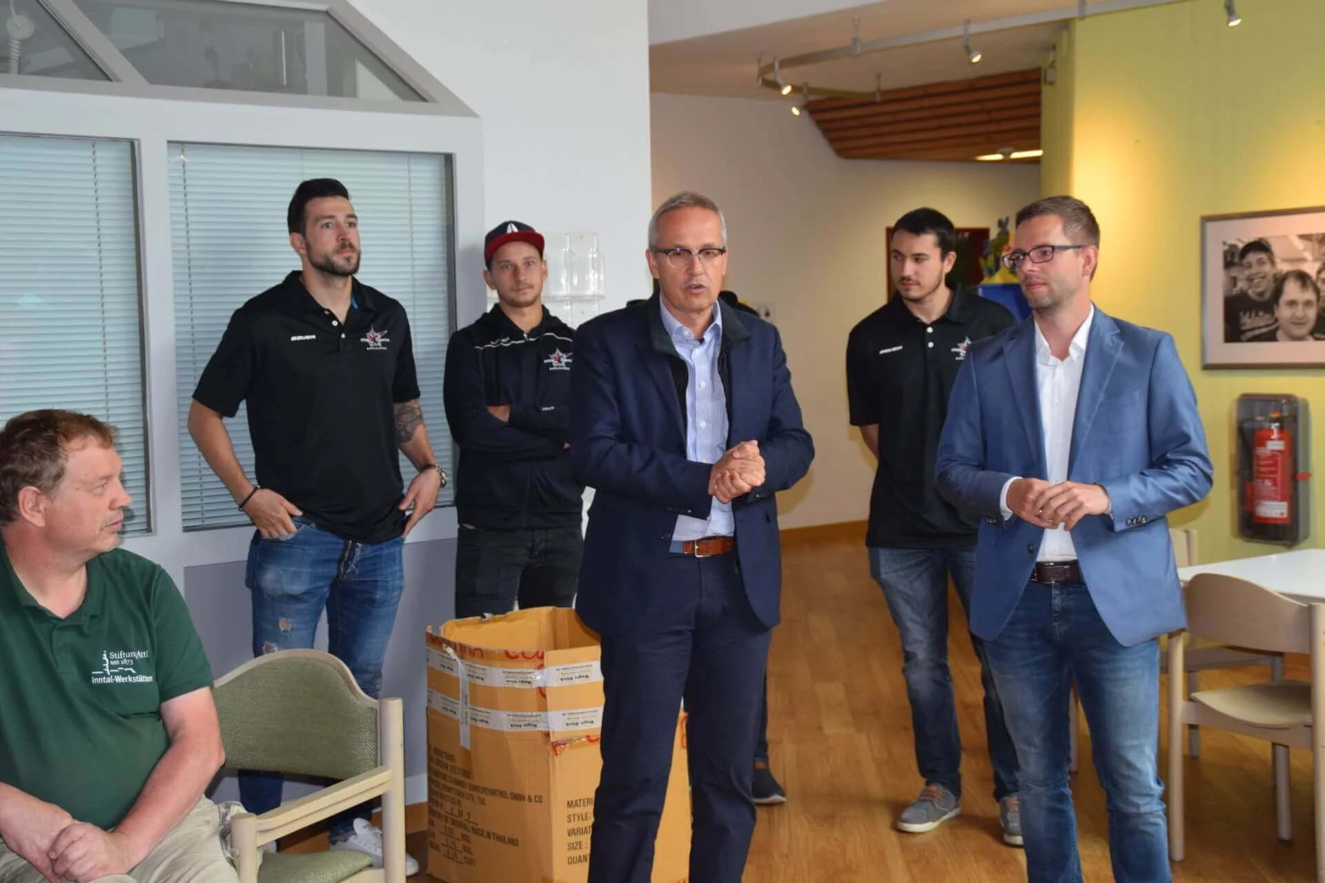 Starbulls besuchen Stiftung Attl und Wendelstein Werkstätten