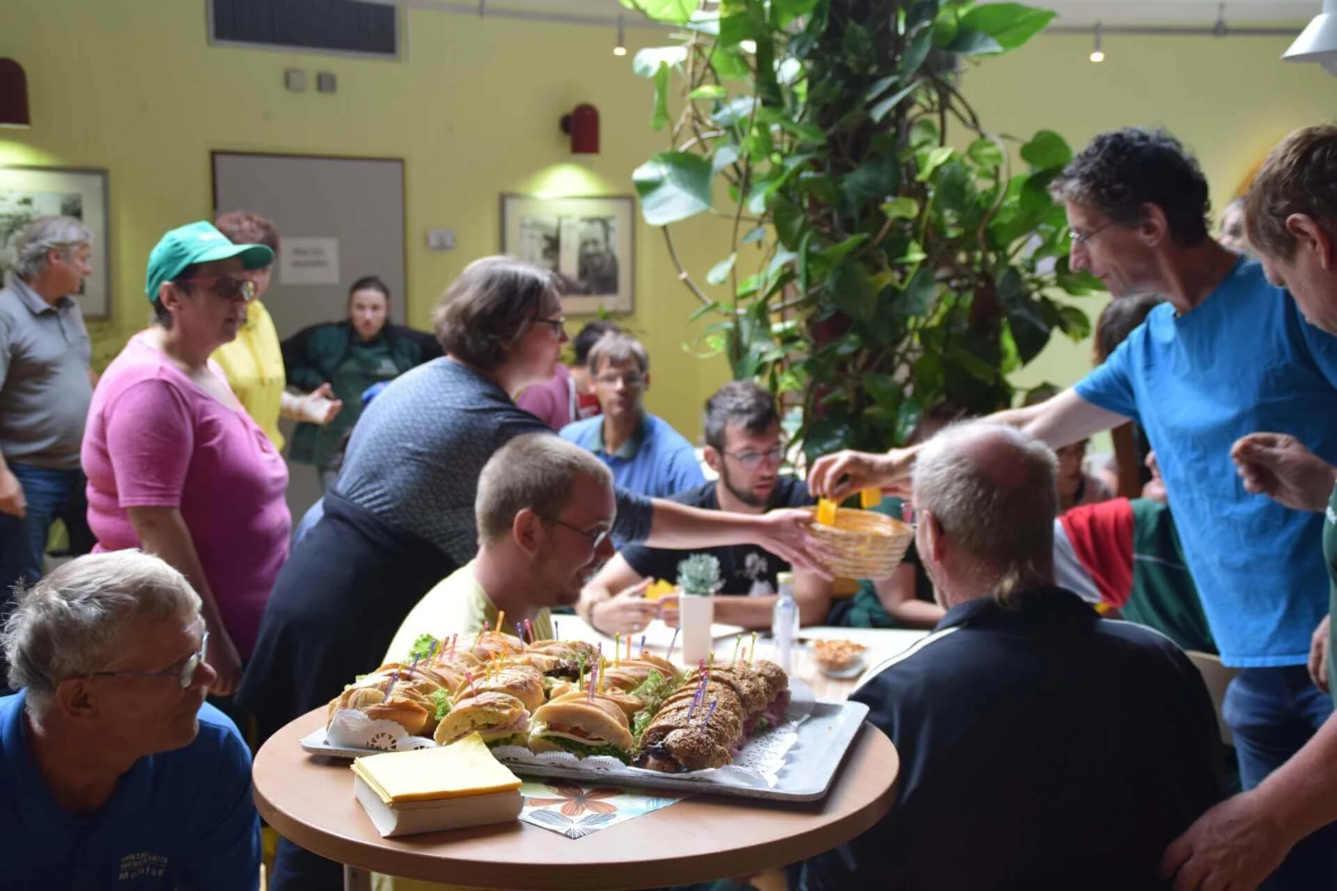 Starbulls besuchen Stiftung Attl und Wendelstein Werkstätten