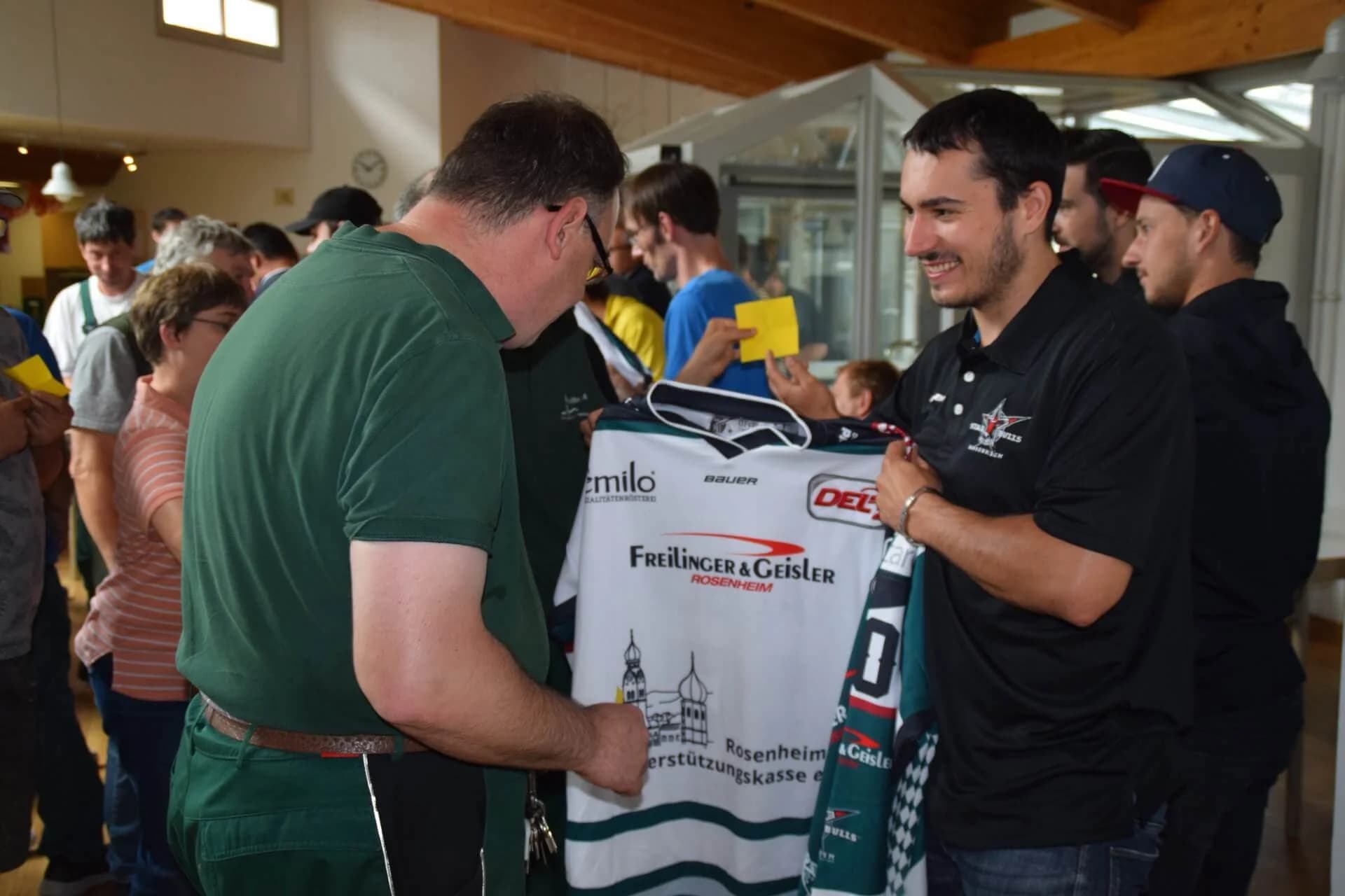Starbulls besuchen Stiftung Attl und Wendelstein Werkstätten