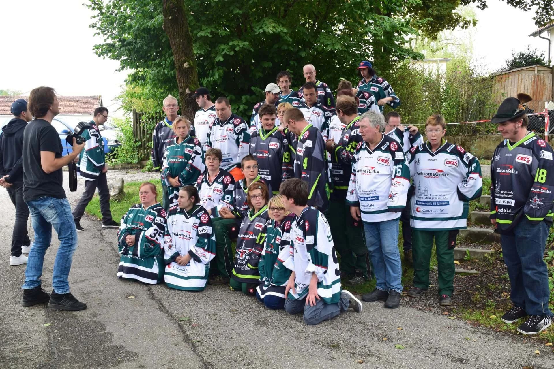 Starbulls besuchen Stiftung Attl und Wendelstein Werkstätten