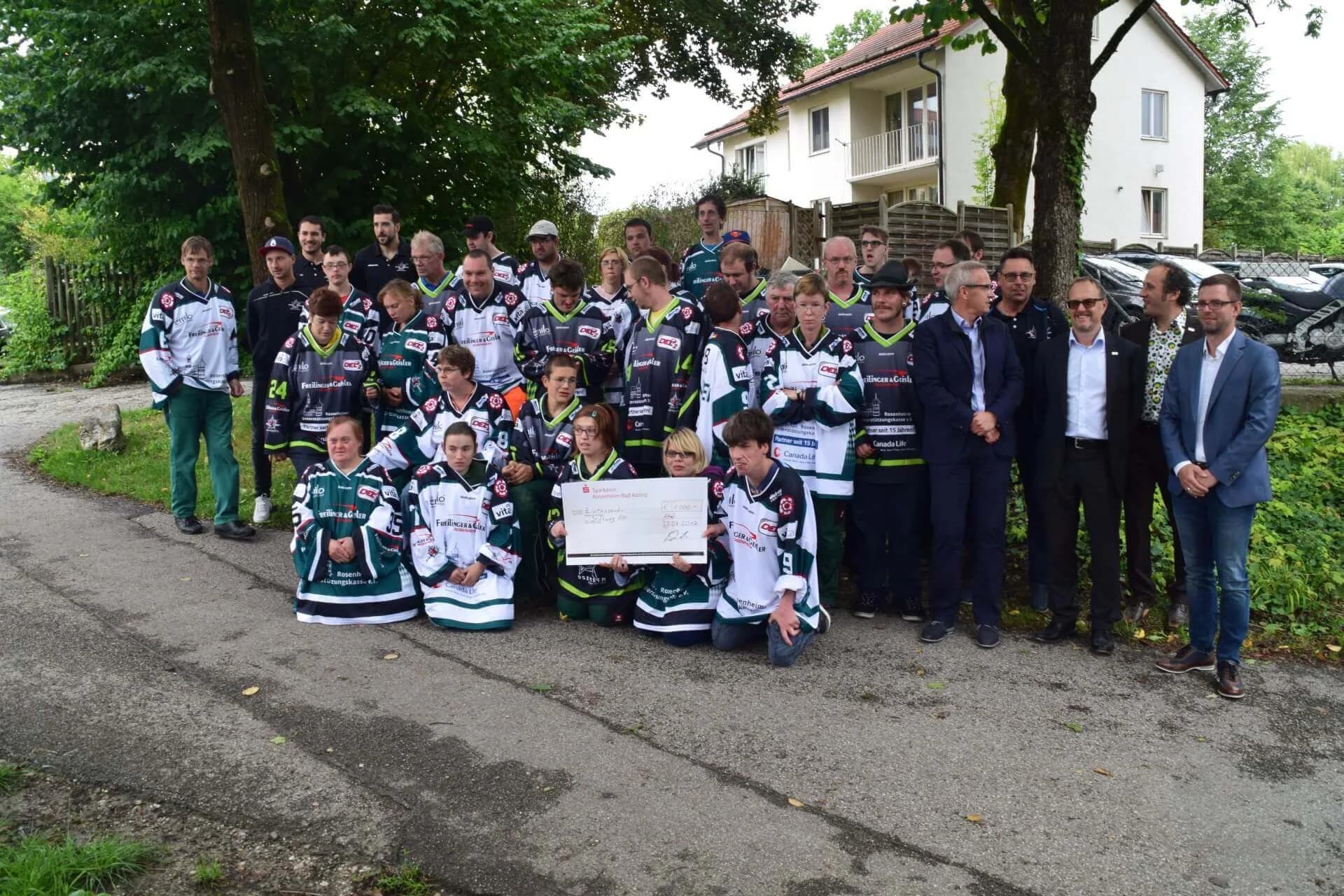 Starbulls besuchen Stiftung Attl und Wendelstein Werkstätten