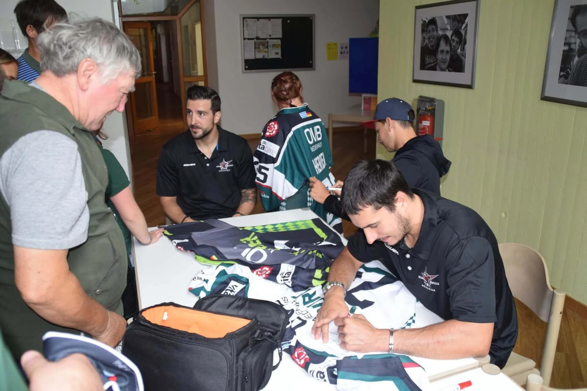 Starbulls besuchen Stiftung Attl und Wendelstein Werkstätten