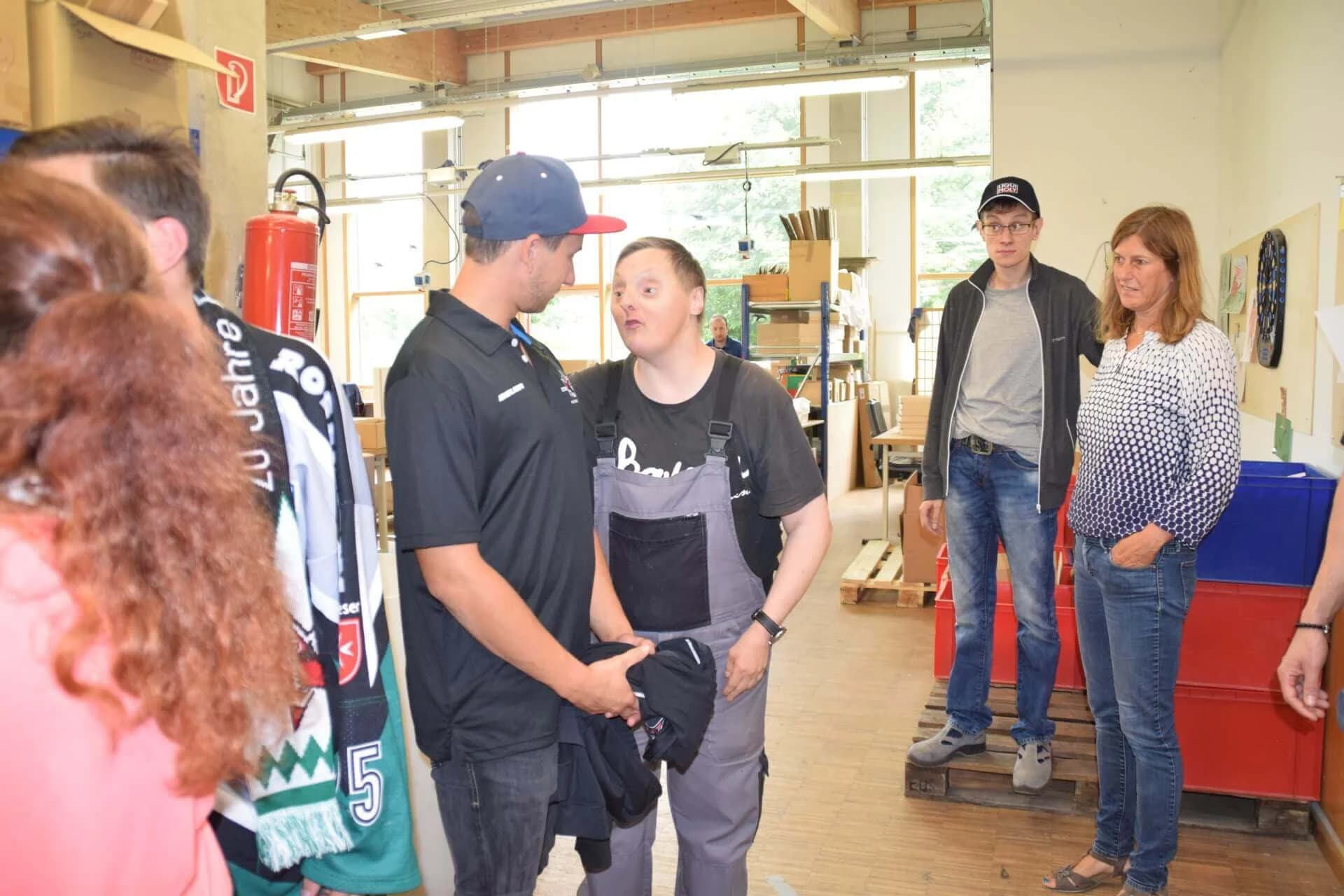 Starbulls besuchen Stiftung Attl und Wendelstein Werkstätten