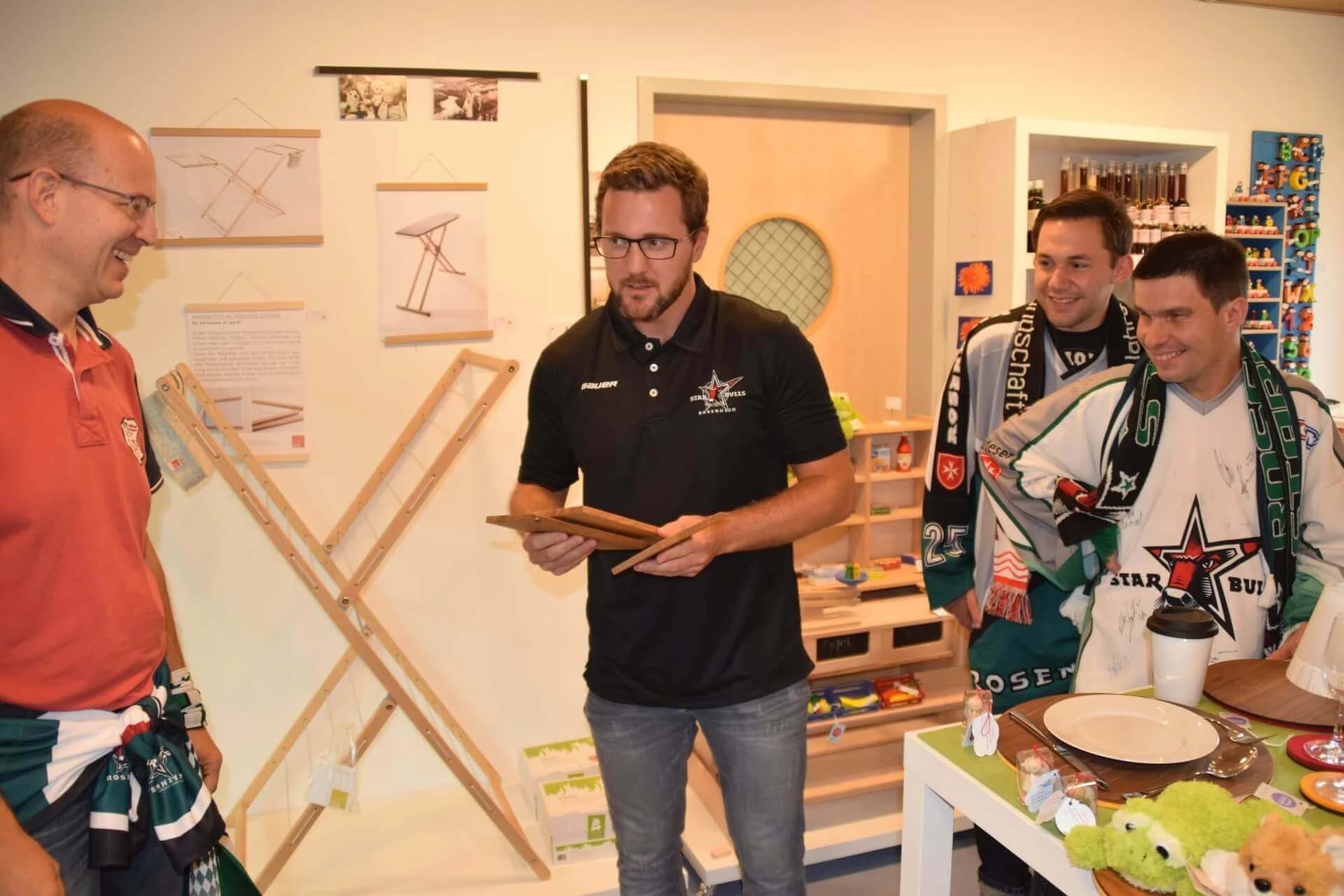 Starbulls besuchen Stiftung Attl und Wendelstein Werkstätten