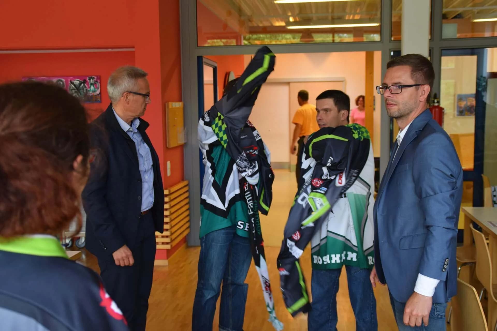 Starbulls besuchen Stiftung Attl und Wendelstein Werkstätten