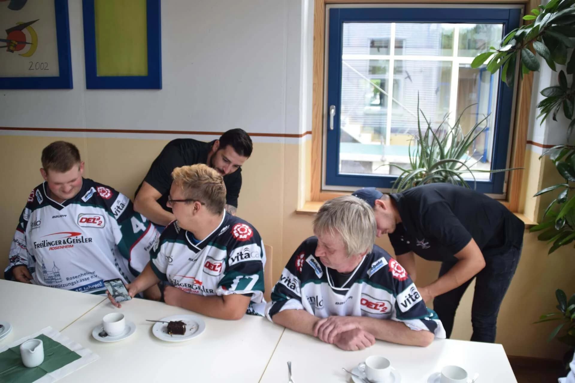 Starbulls besuchen Stiftung Attl und Wendelstein Werkstätten