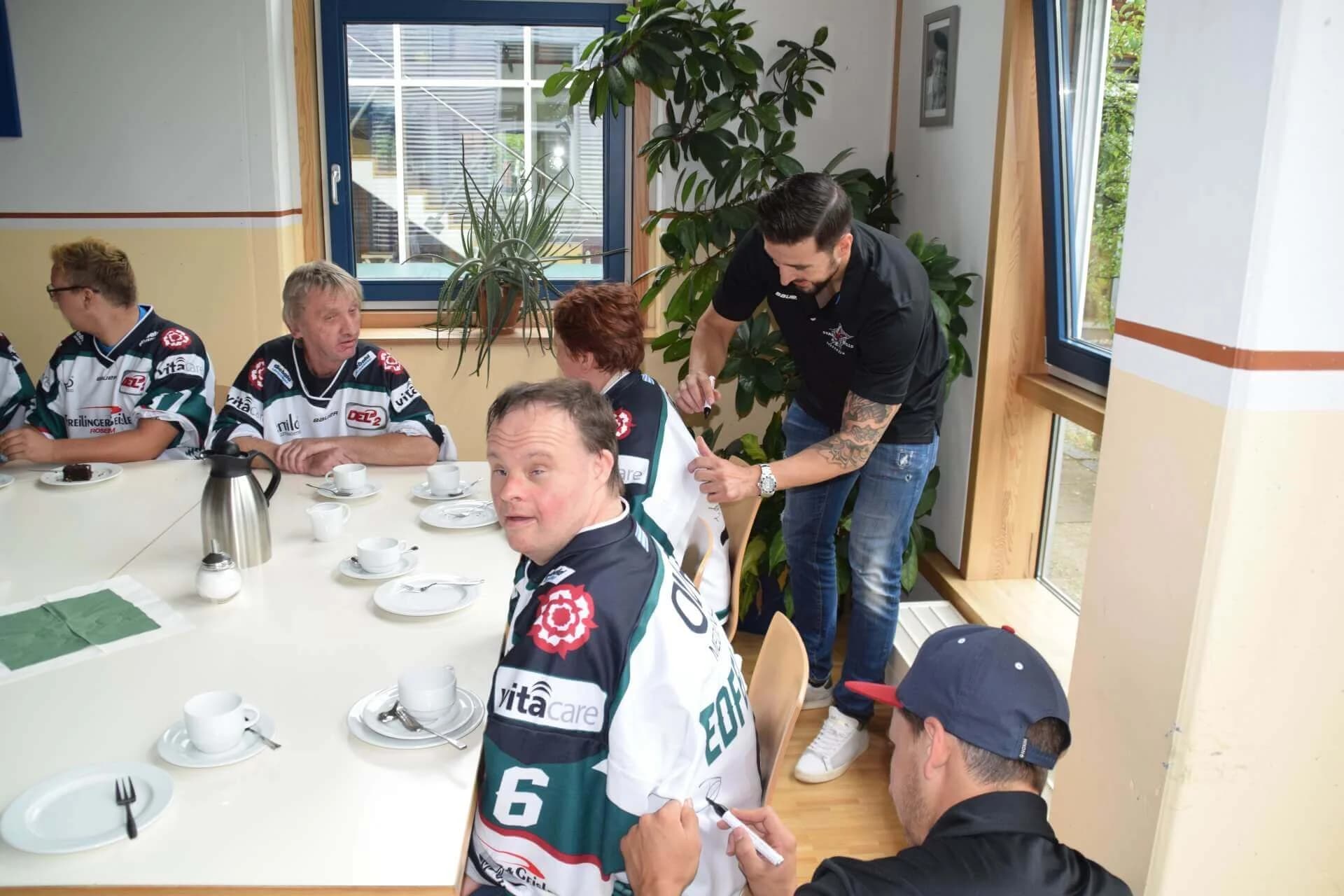 Starbulls besuchen Stiftung Attl und Wendelstein Werkstätten