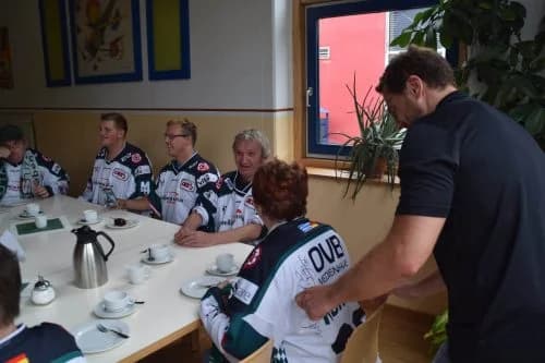 Starbulls besuchen Stiftung Attl und Wendelstein Werkstätten
