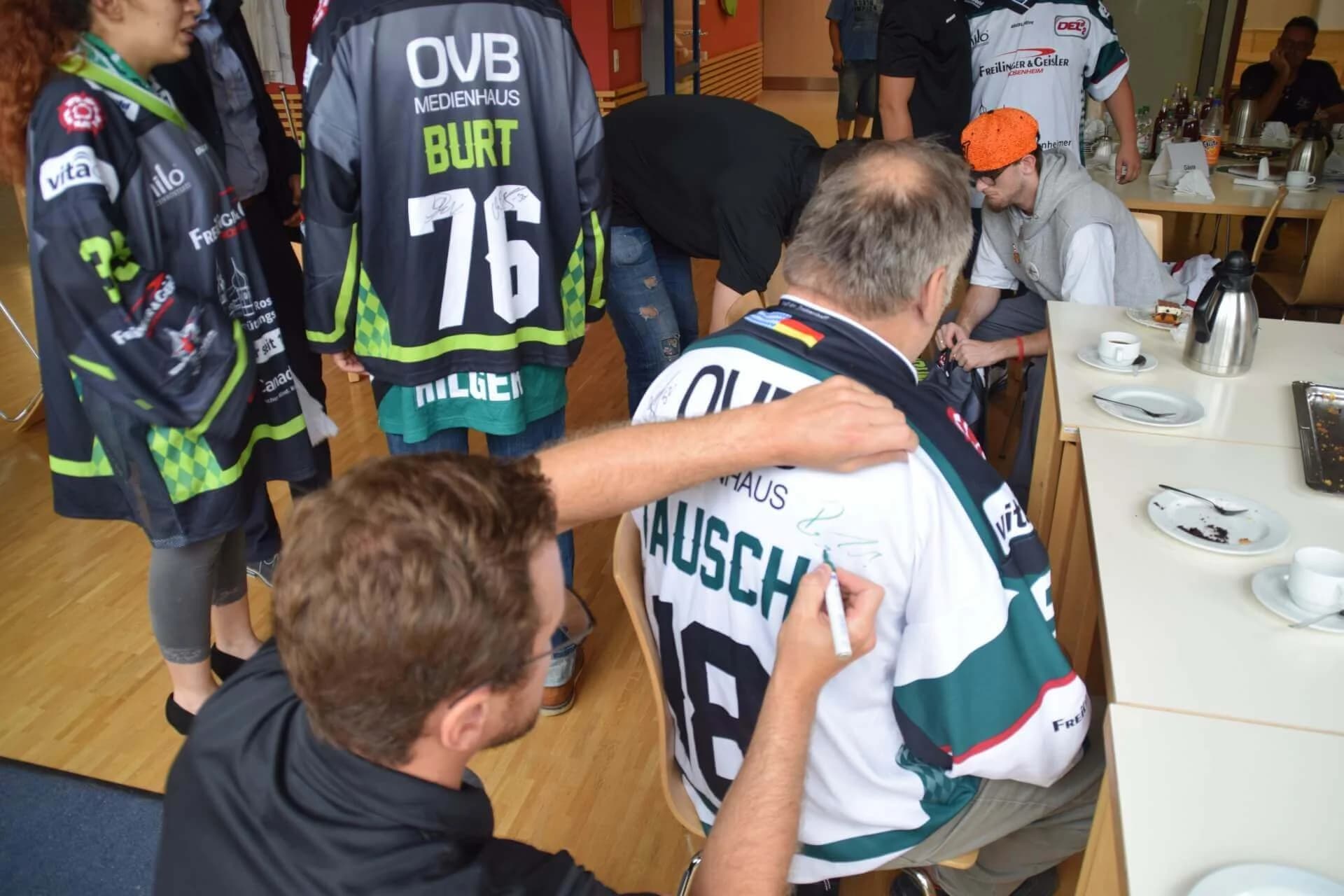 Starbulls besuchen Stiftung Attl und Wendelstein Werkstätten