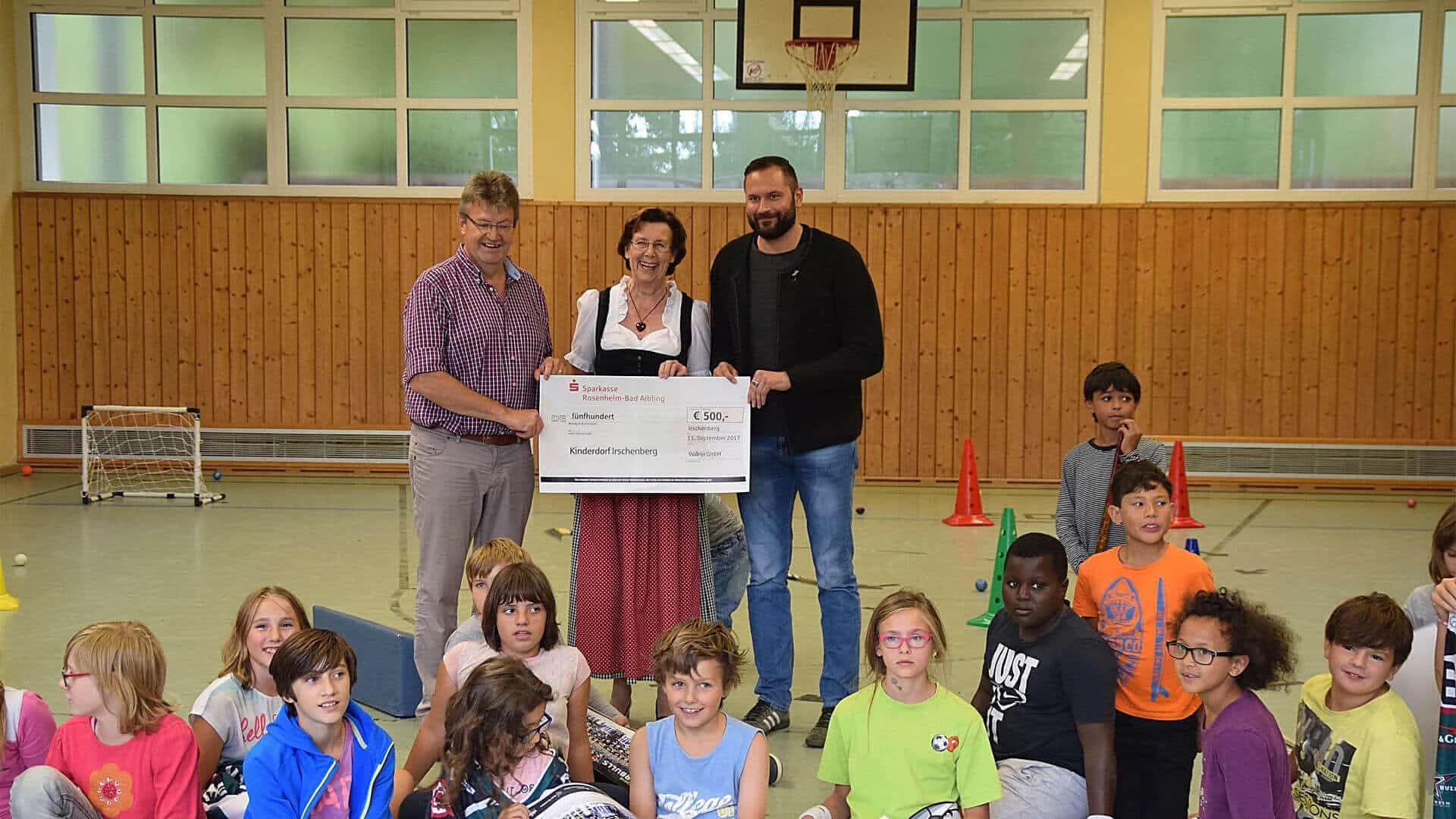 Starbulls besuchen das Caritas Kinderdorf Irschenberg