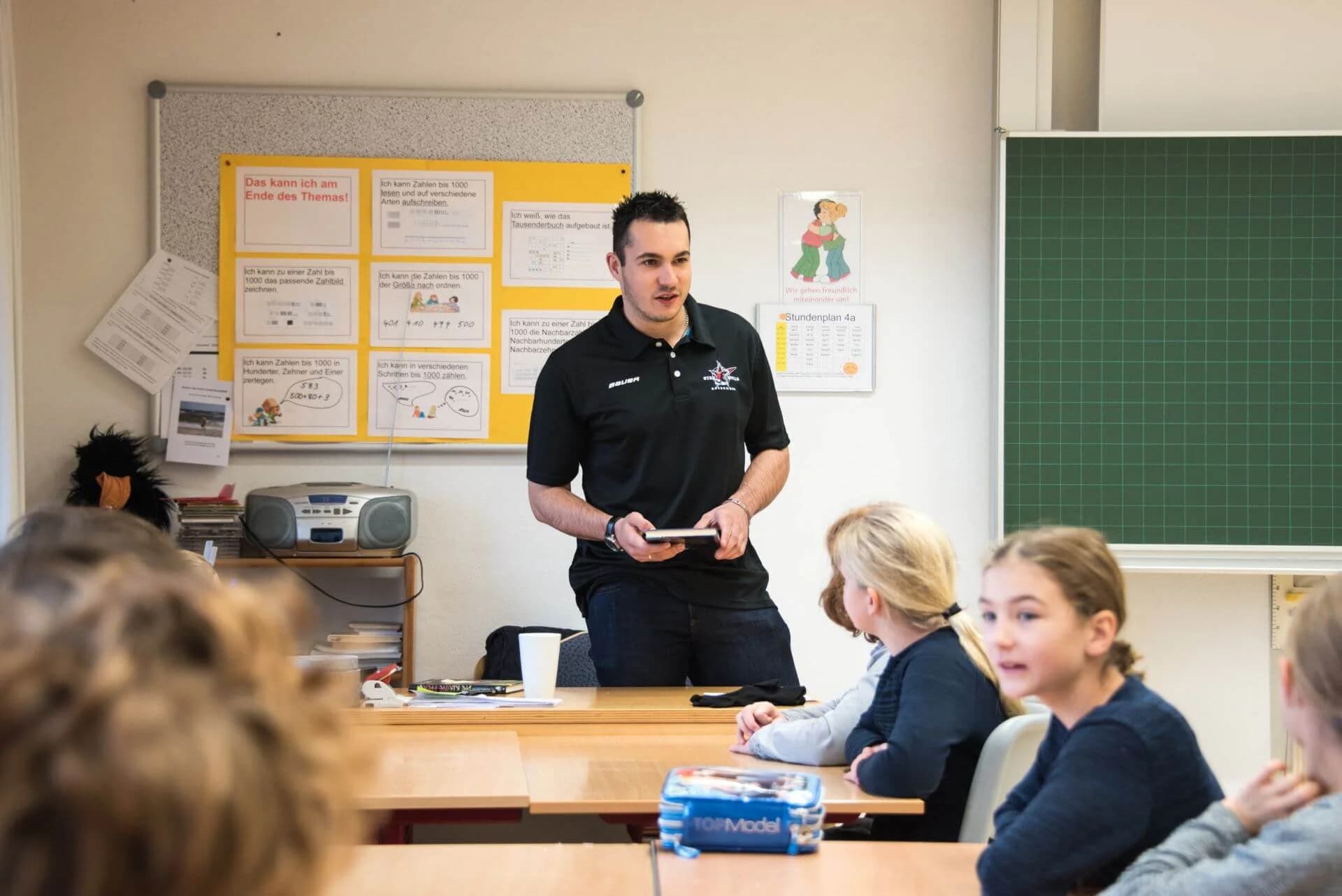 Starbulls Spieler lesen Grundschülern vor