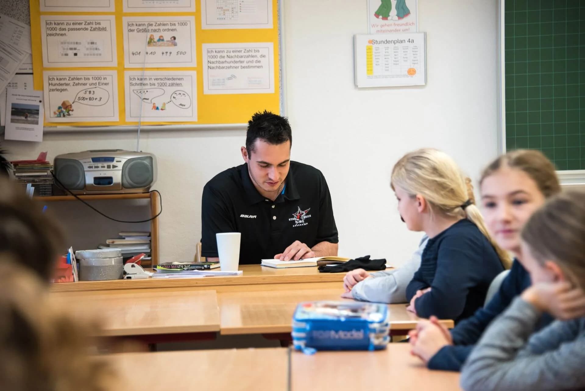 Starbulls Spieler lesen Grundschülern vor