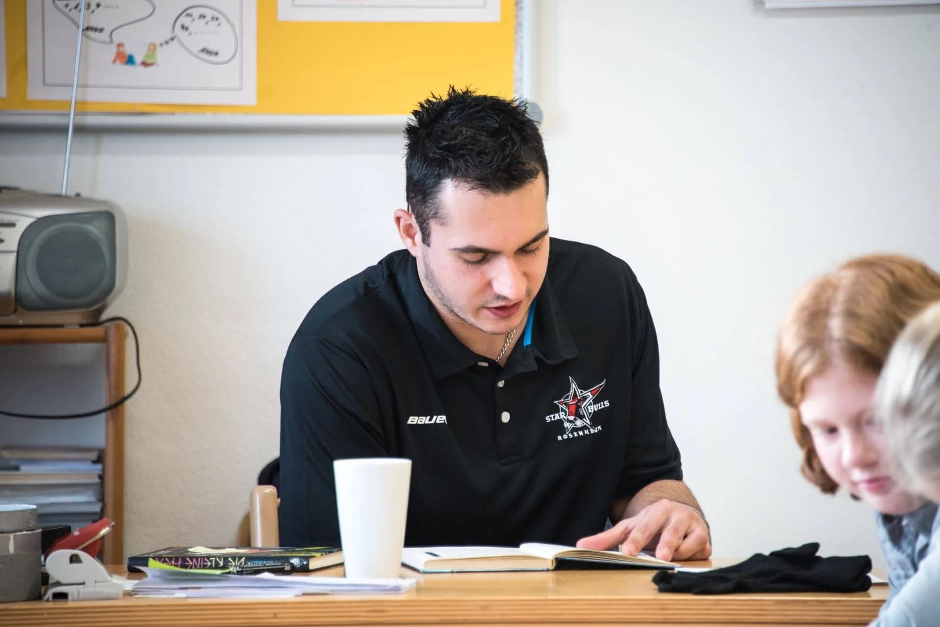 Starbulls Spieler lesen Grundschülern vor