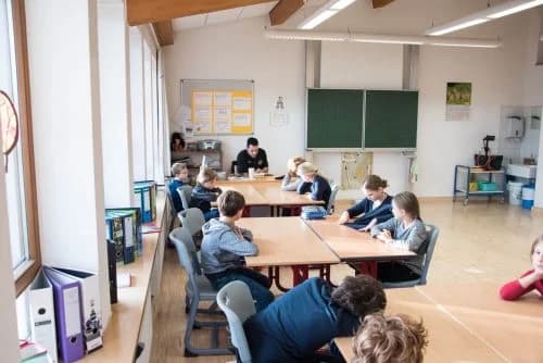 Starbulls Spieler lesen Grundschülern vor