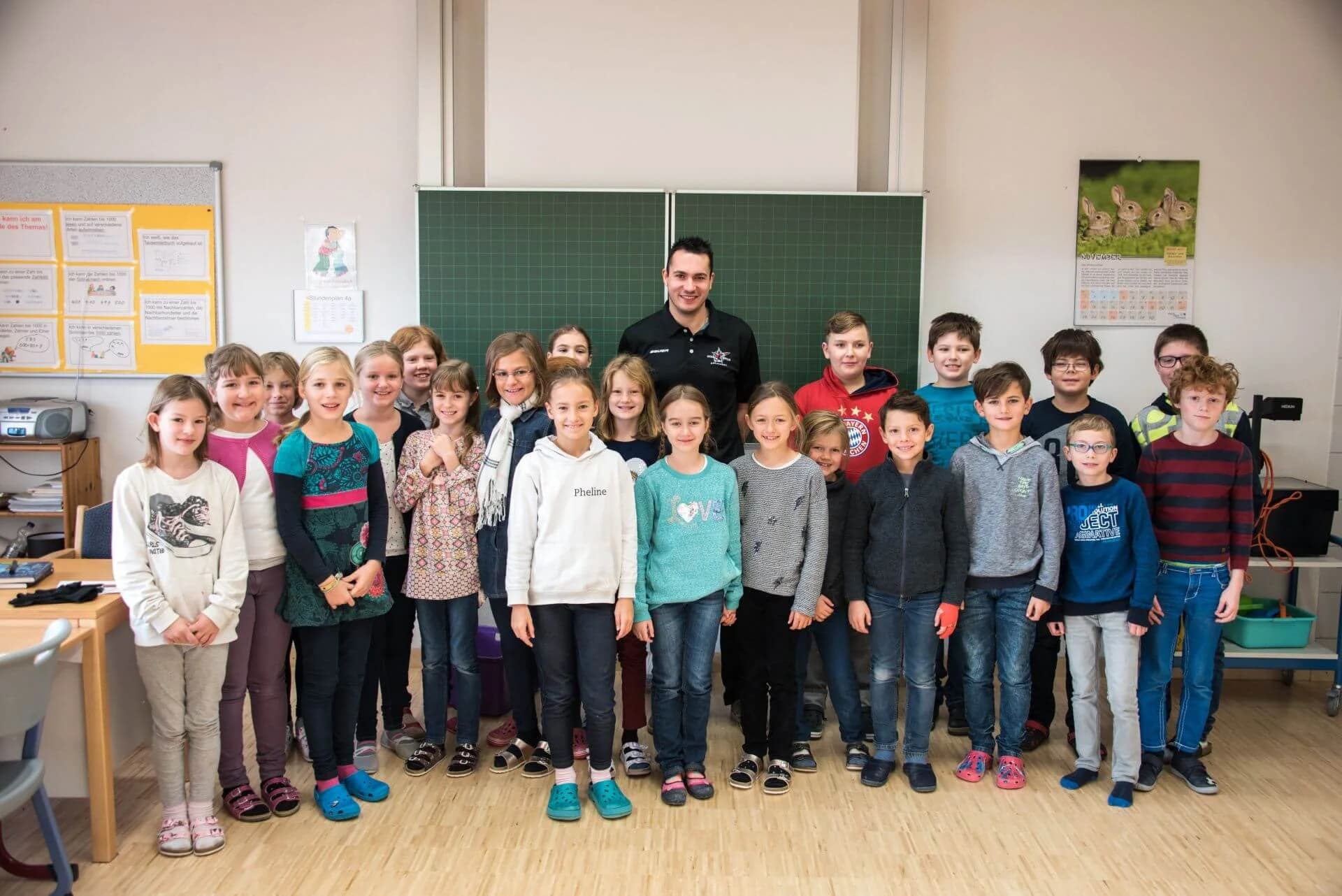 Starbulls Spieler lesen Grundschülern vor