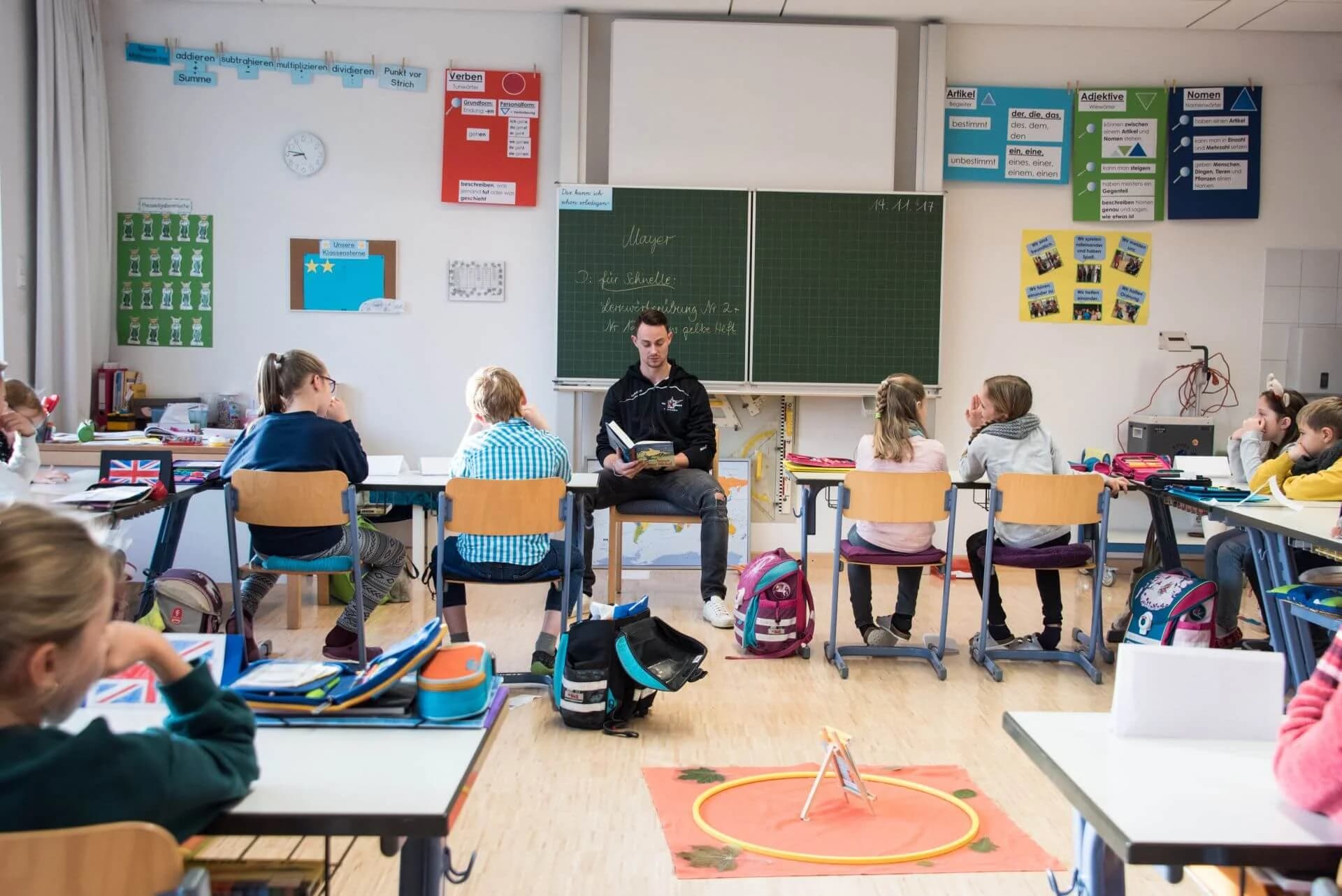 Starbulls Spieler lesen Grundschülern vor