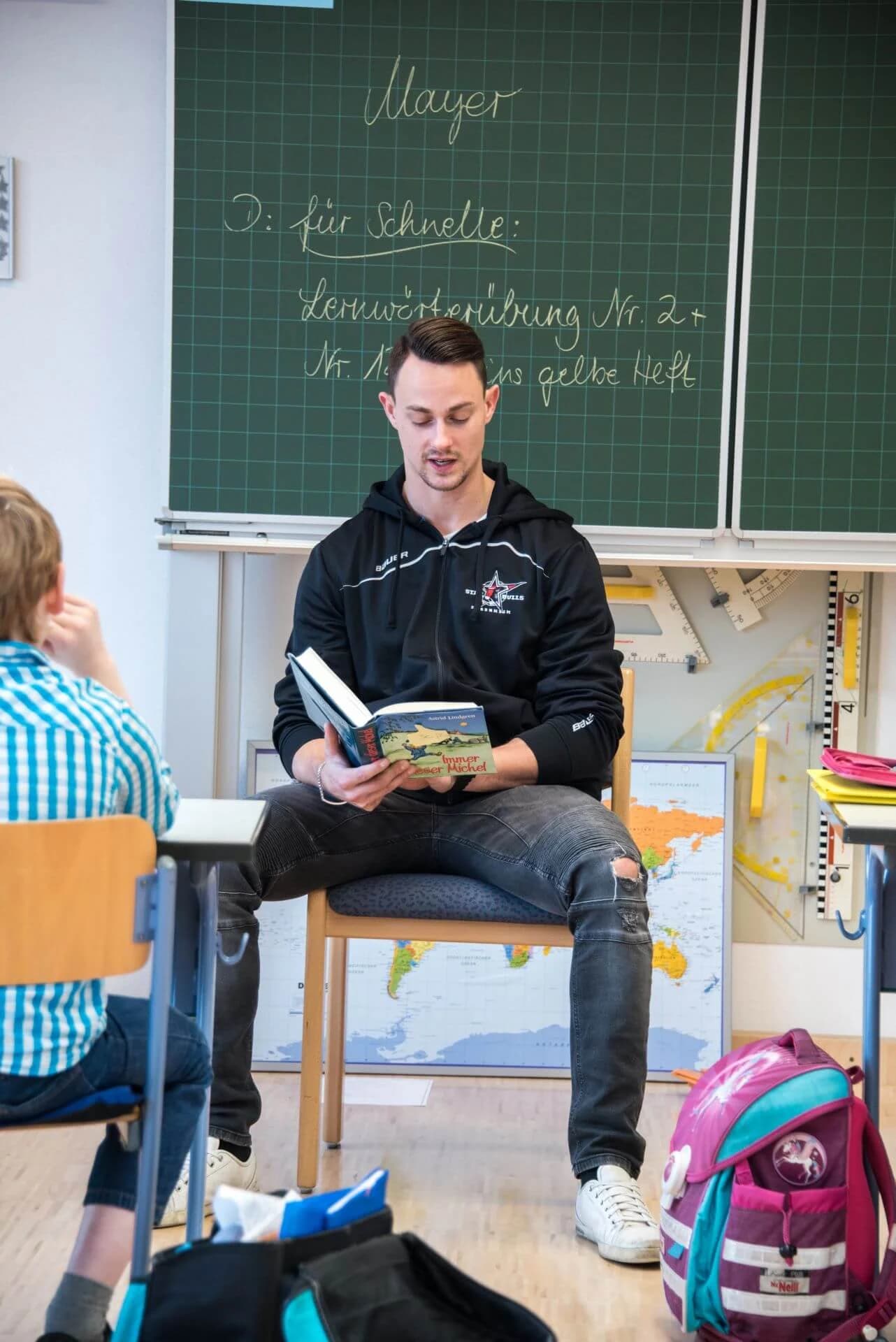 Starbulls Spieler lesen Grundschülern vor