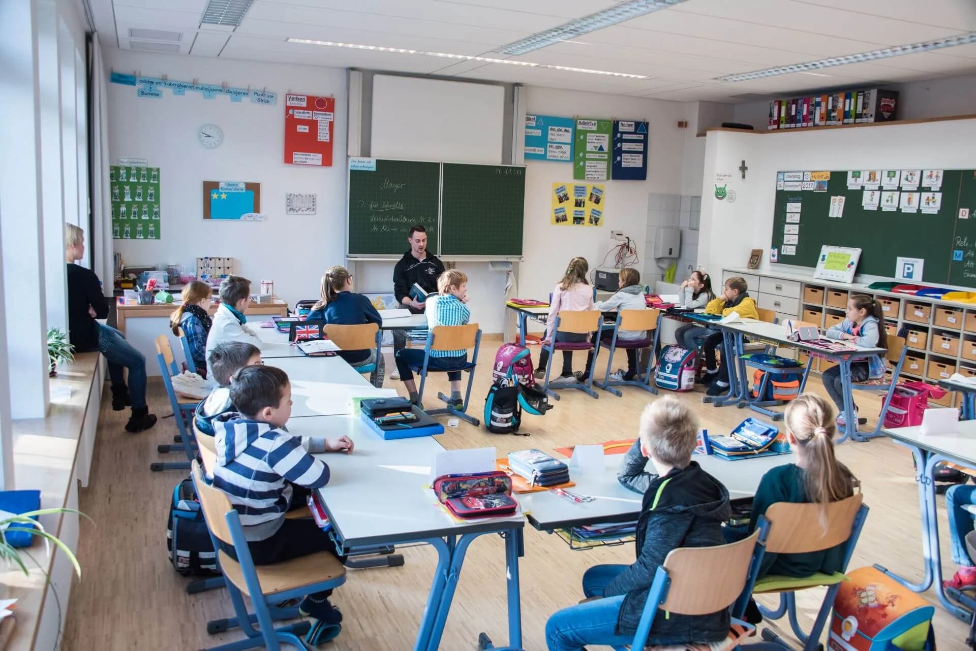 Starbulls Spieler lesen Grundschülern vor