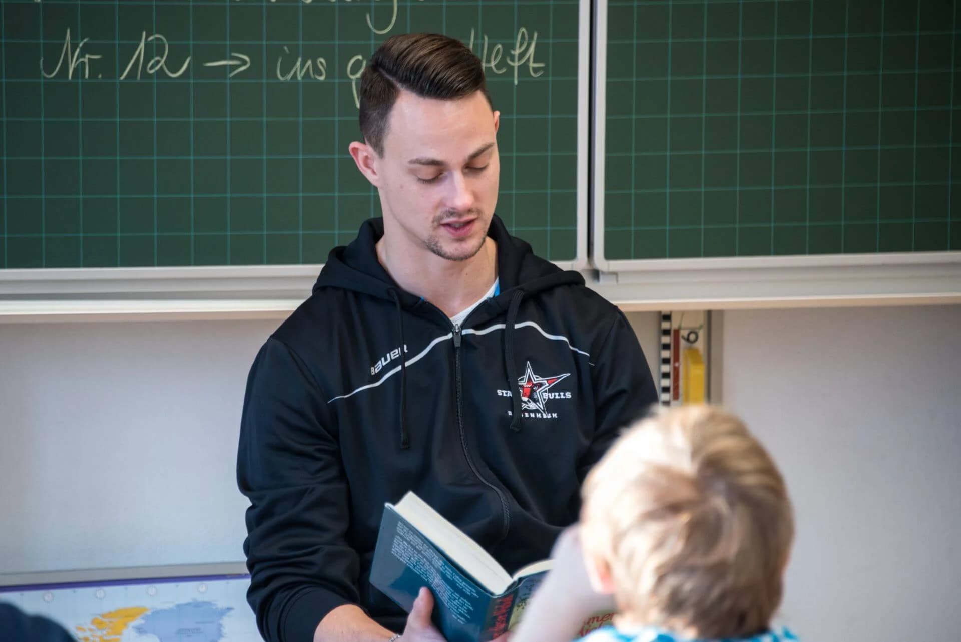 Starbulls Spieler lesen Grundschülern vor