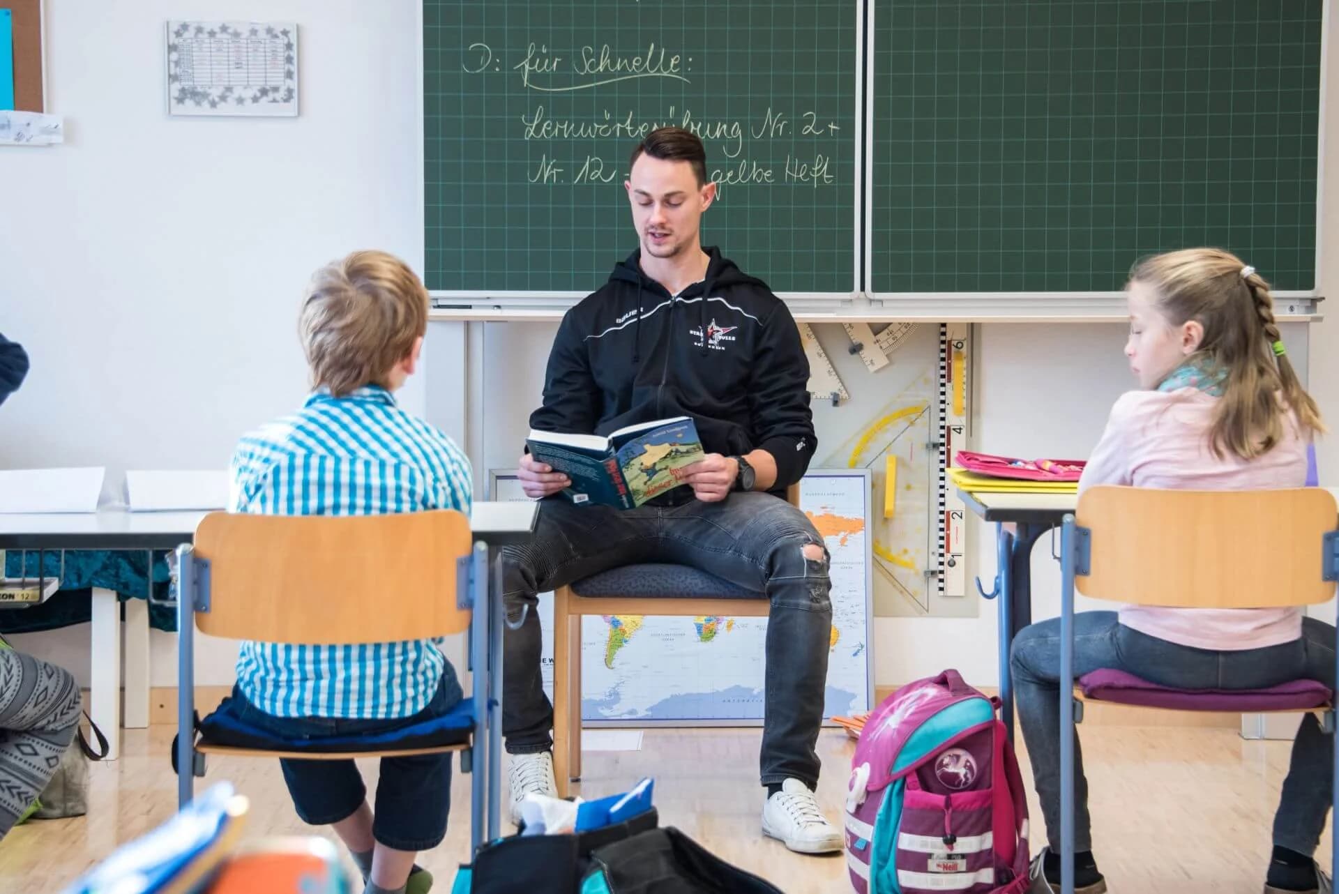 Starbulls Spieler lesen Grundschülern vor