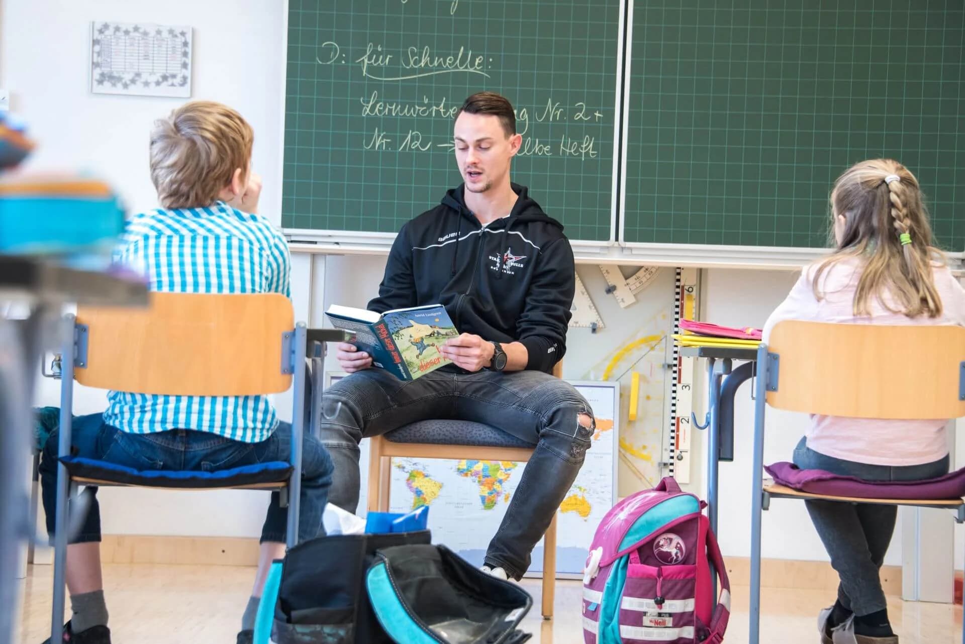 Starbulls Spieler lesen Grundschülern vor