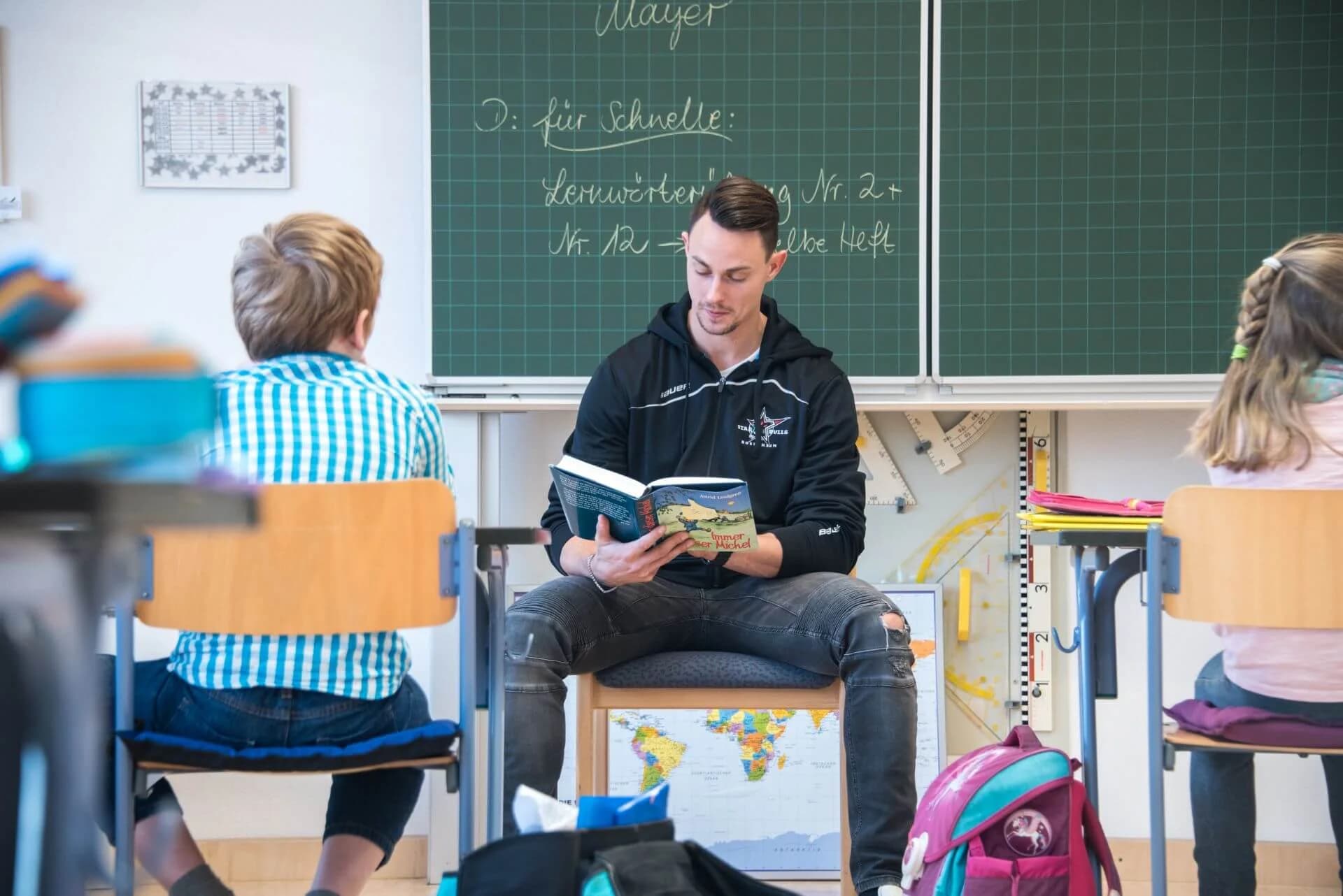 Starbulls Spieler lesen Grundschülern vor