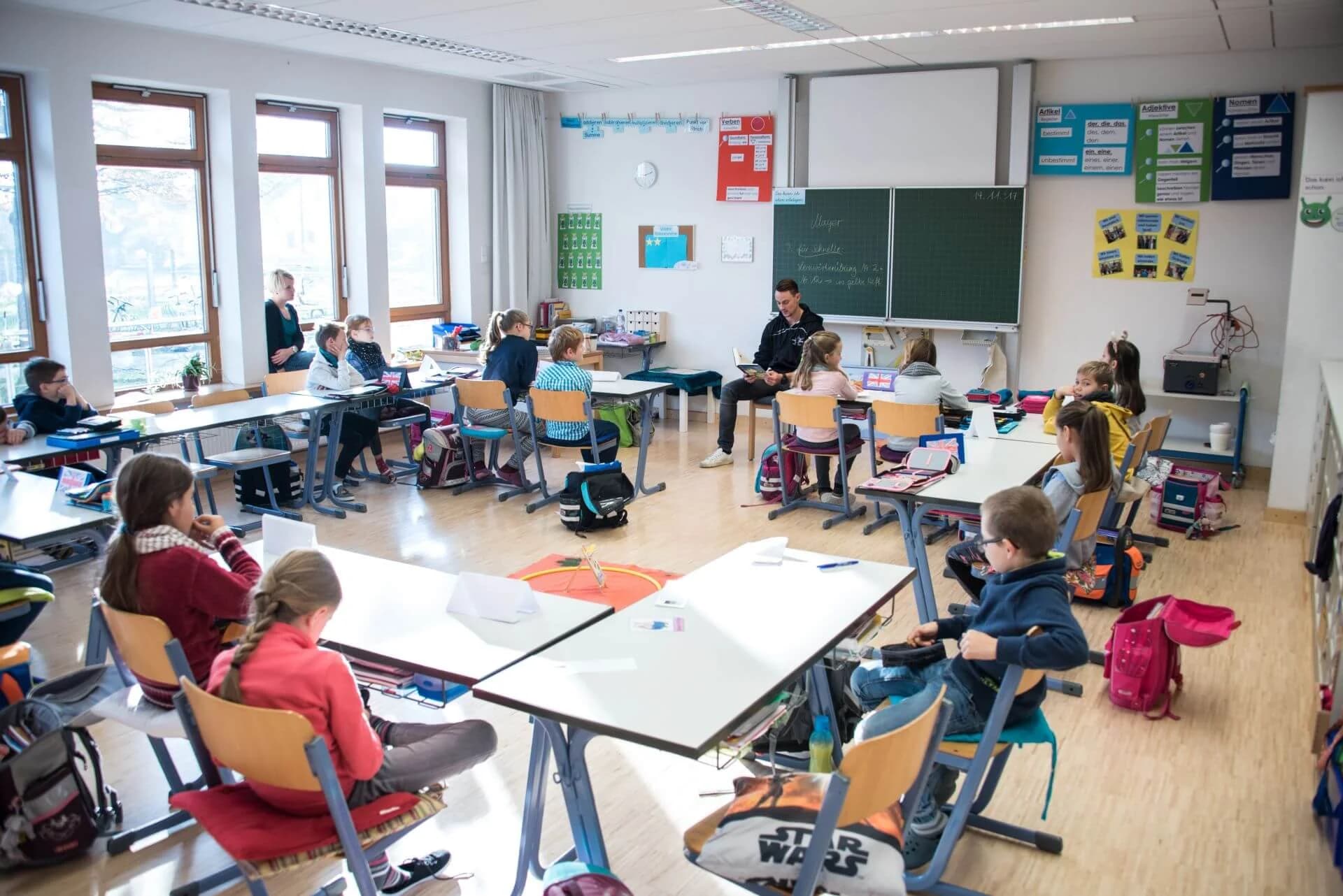 Starbulls Spieler lesen Grundschülern vor