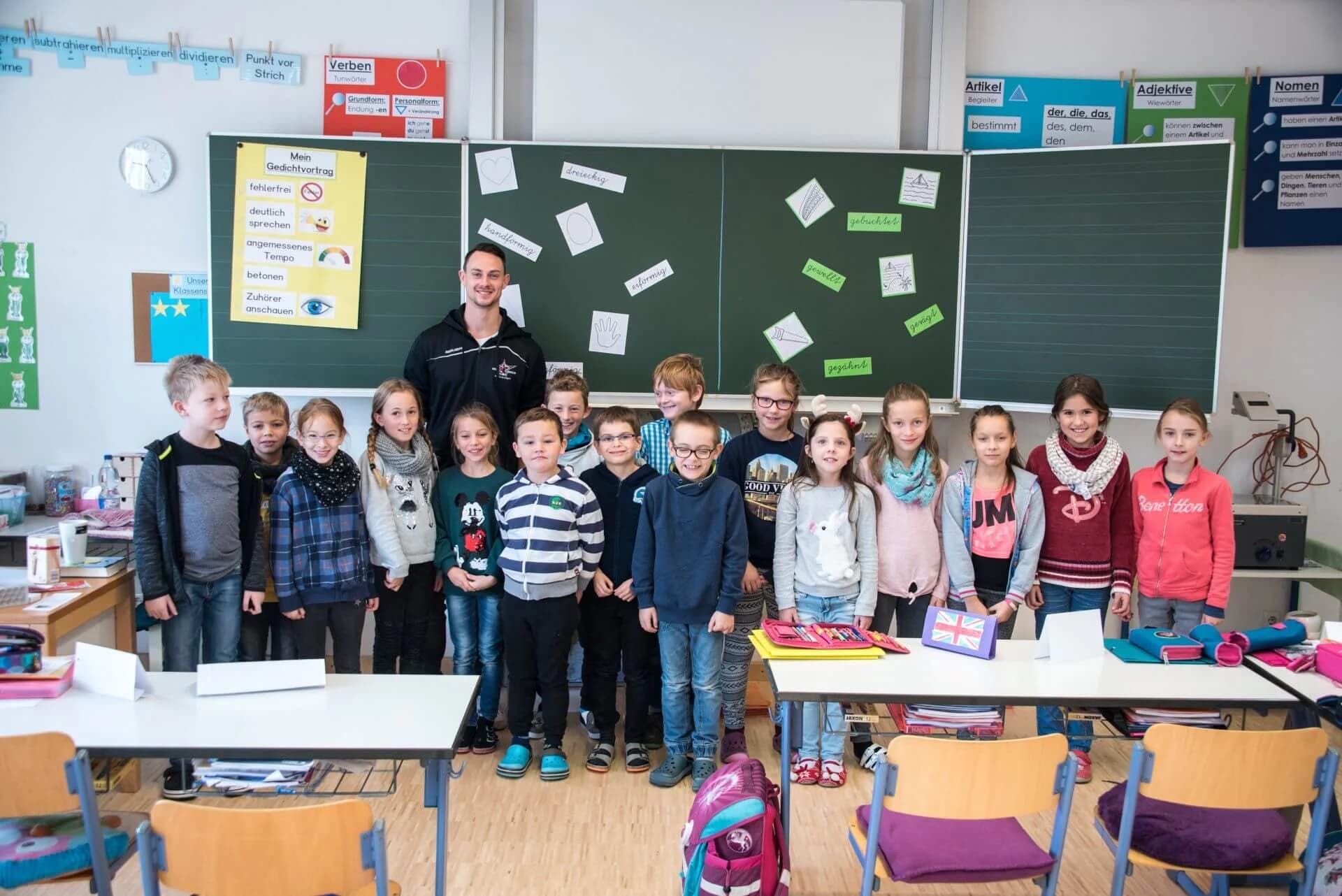Starbulls Spieler lesen Grundschülern vor