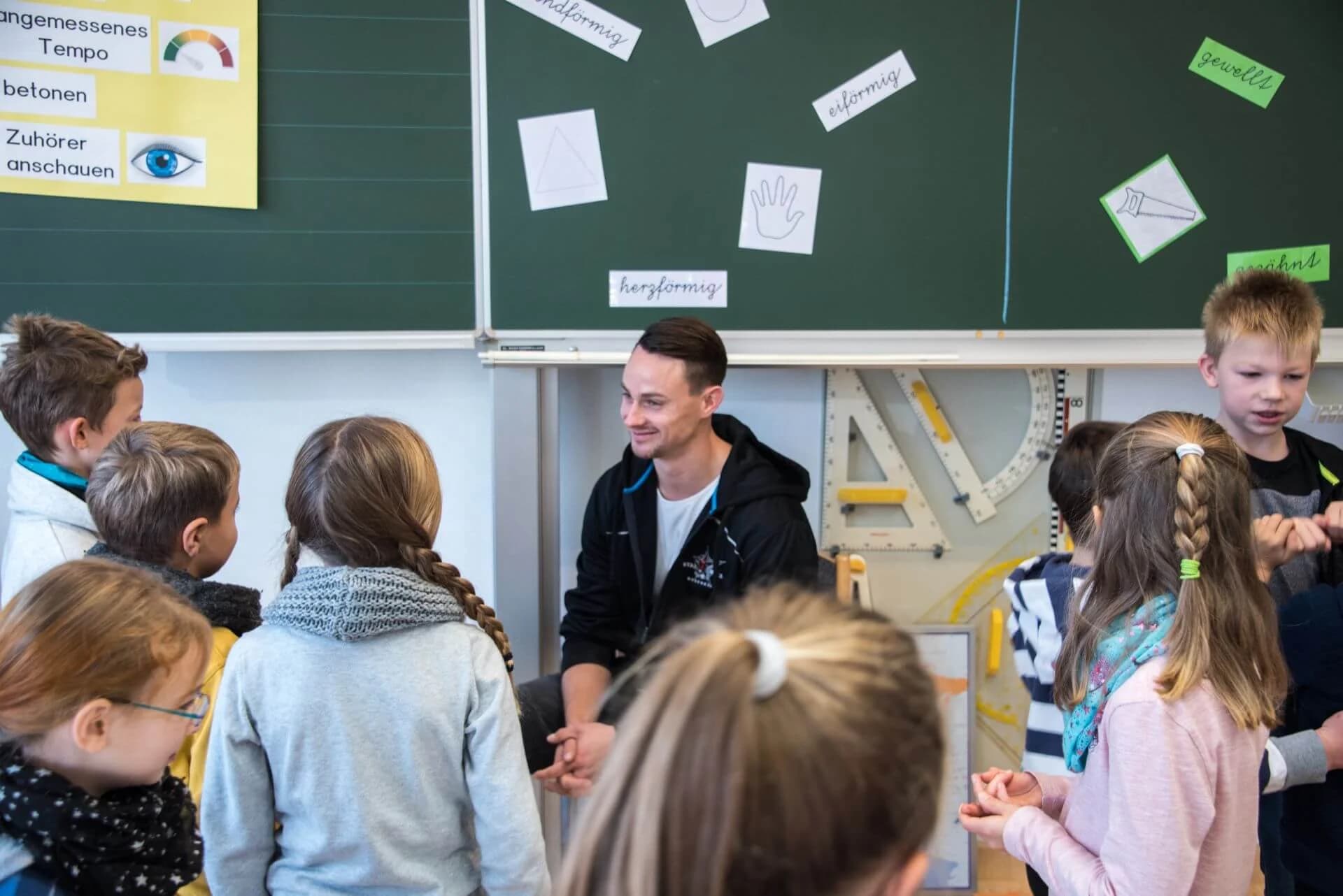 Starbulls Spieler lesen Grundschülern vor