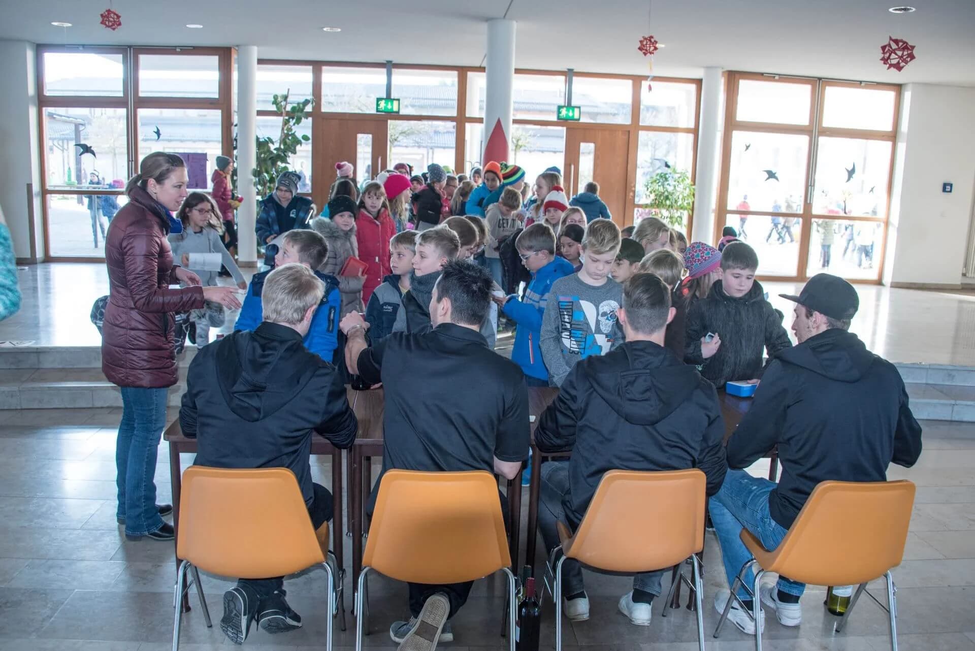 Starbulls Spieler lesen Grundschülern vor
