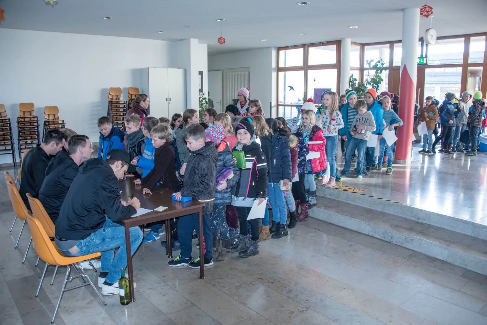 Starbulls Spieler lesen Grundschülern vor
