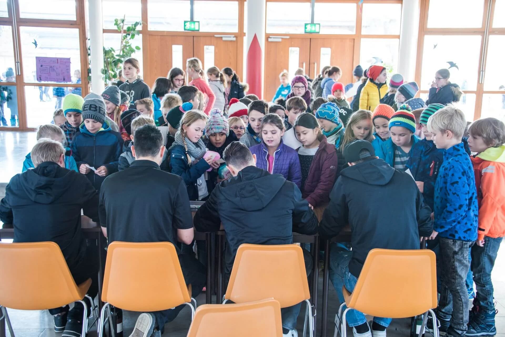 Starbulls Spieler lesen Grundschülern vor