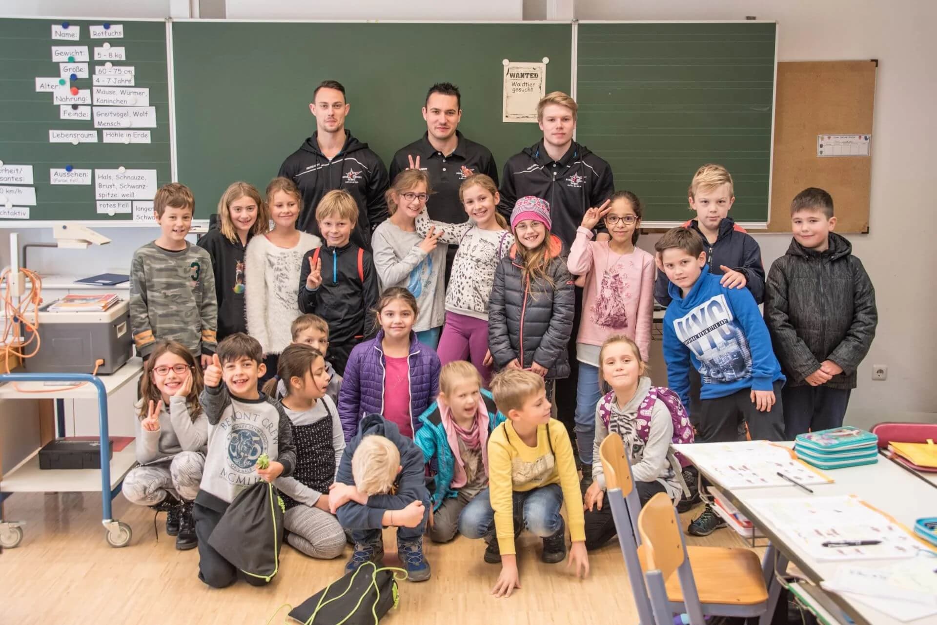 Starbulls Spieler lesen Grundschülern vor