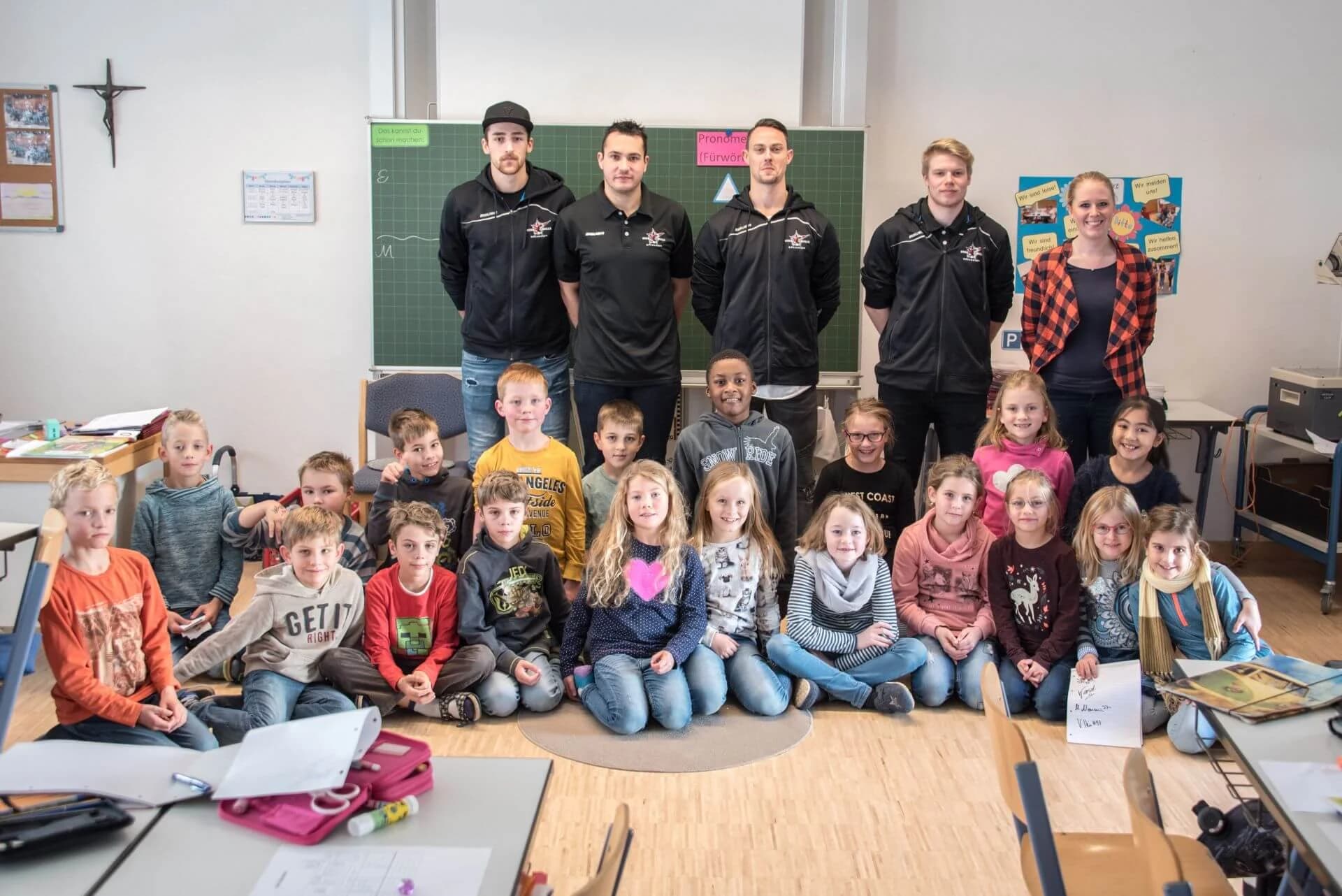 Starbulls Spieler lesen Grundschülern vor