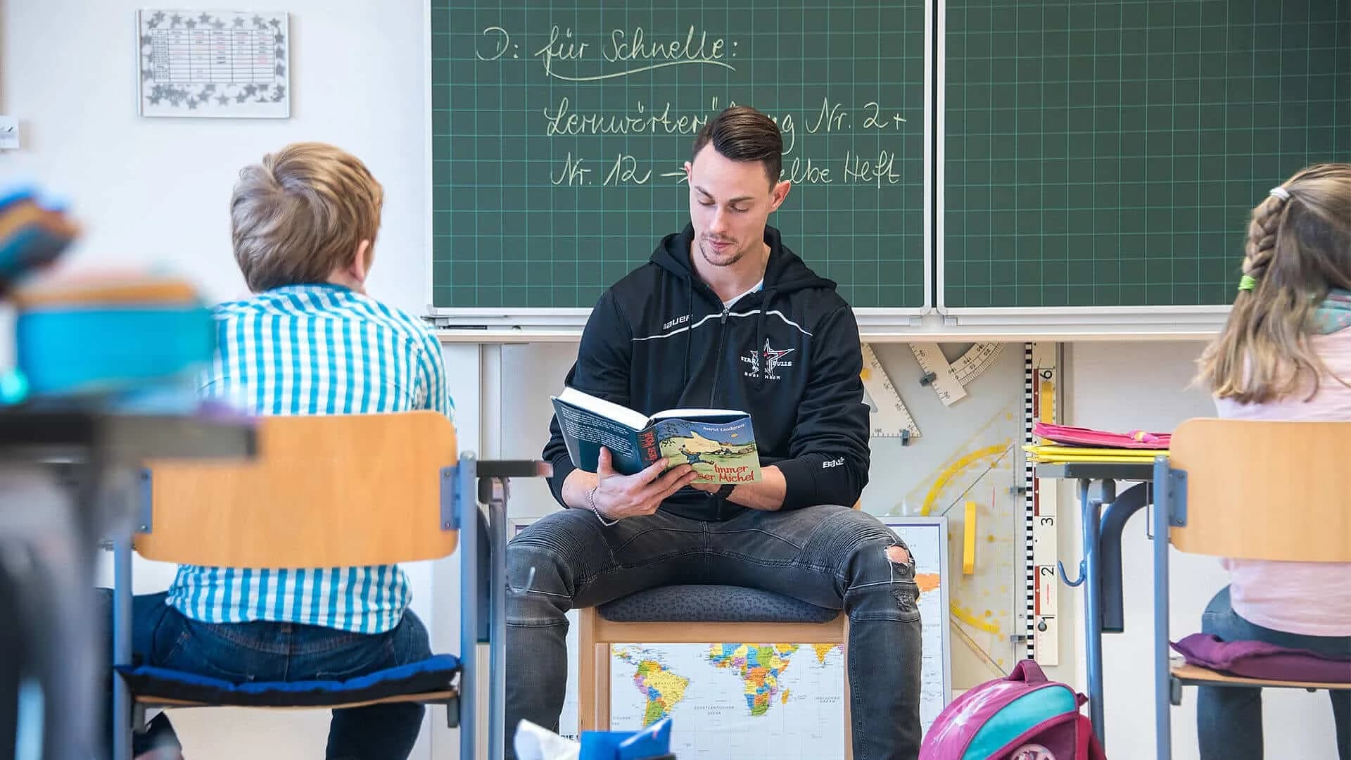 Starbulls Spieler lesen Grundschülern vor