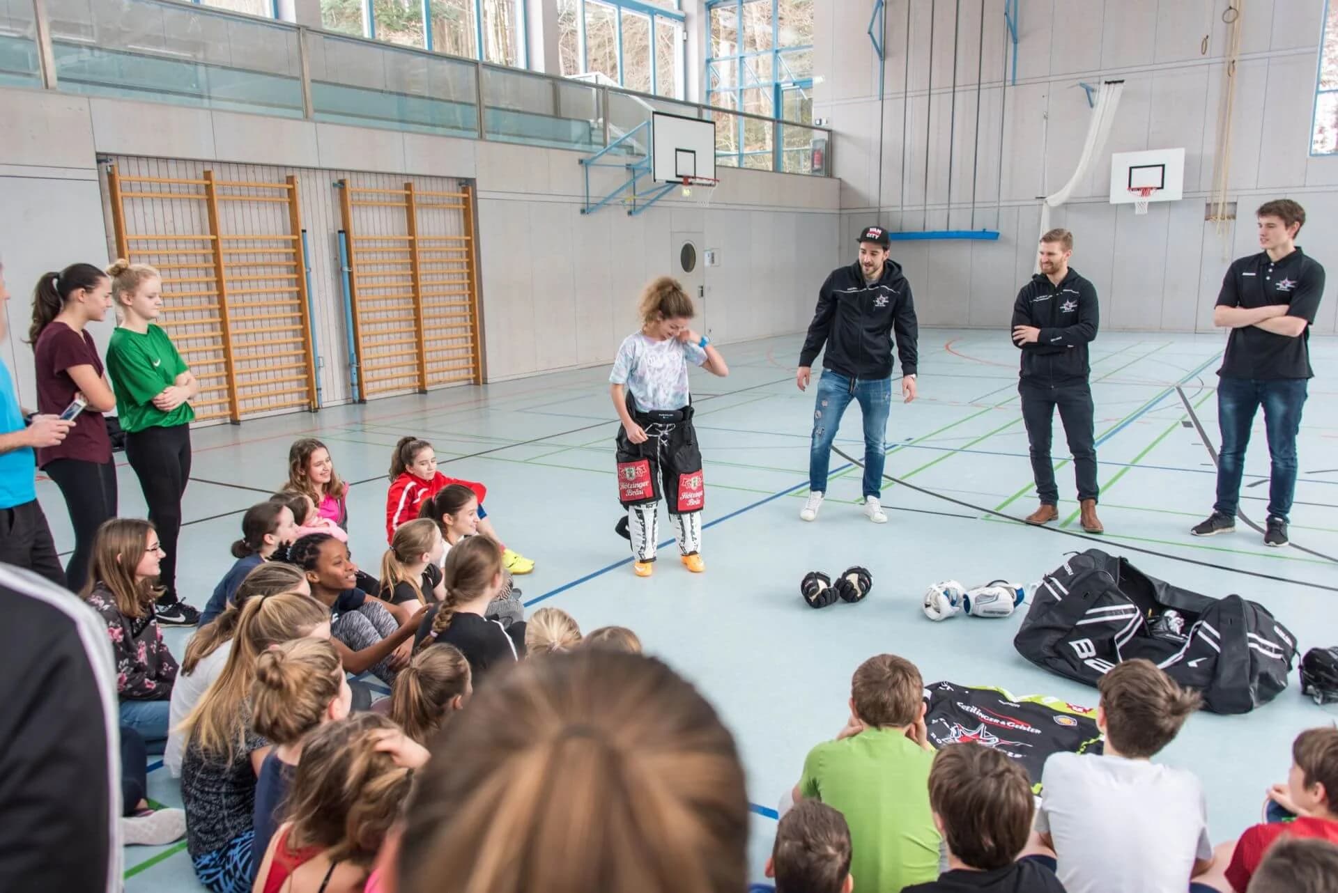Starbulls besuchen Schüler im LSH Marquartstein