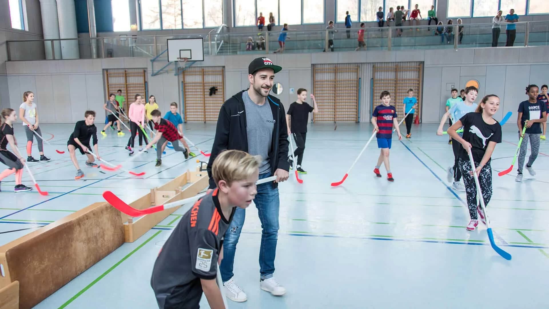 Starbulls besuchen Schüler im LSH Marquartstein