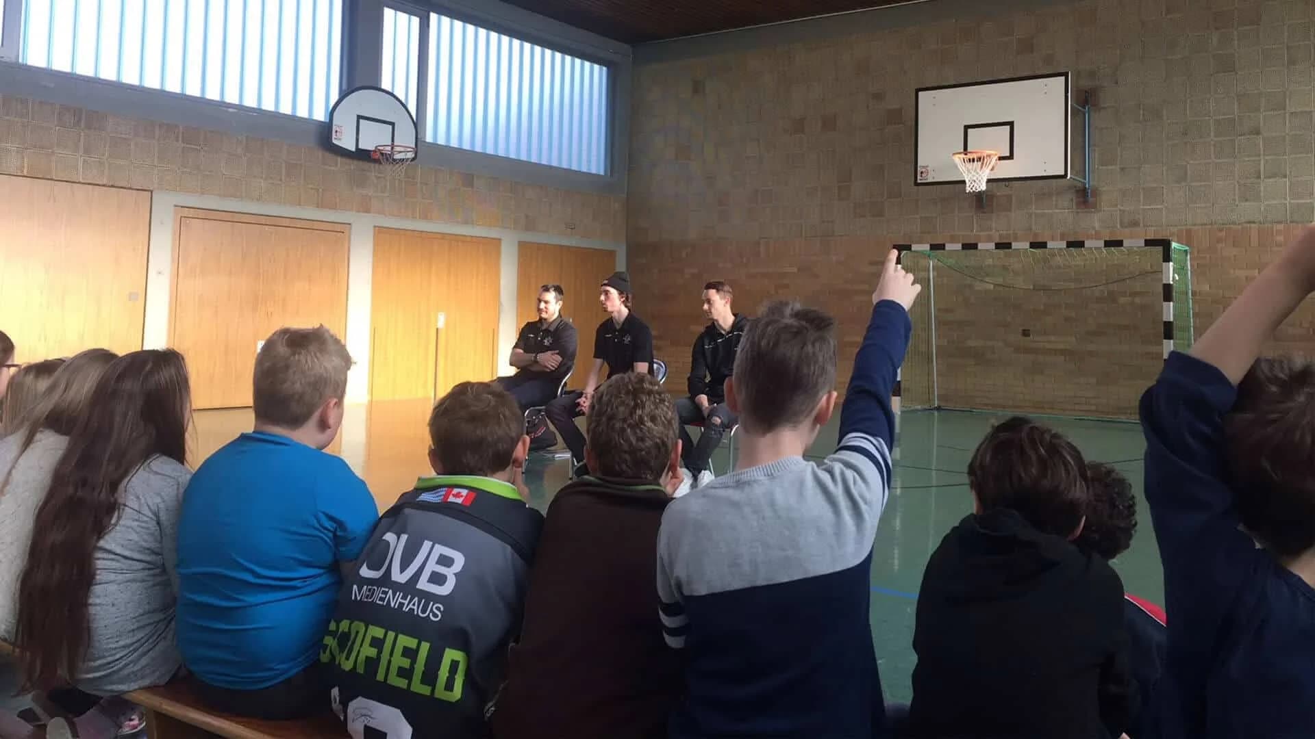 Starbulls Spieler zu Gast in der Schule Oberaudorf-Inntal