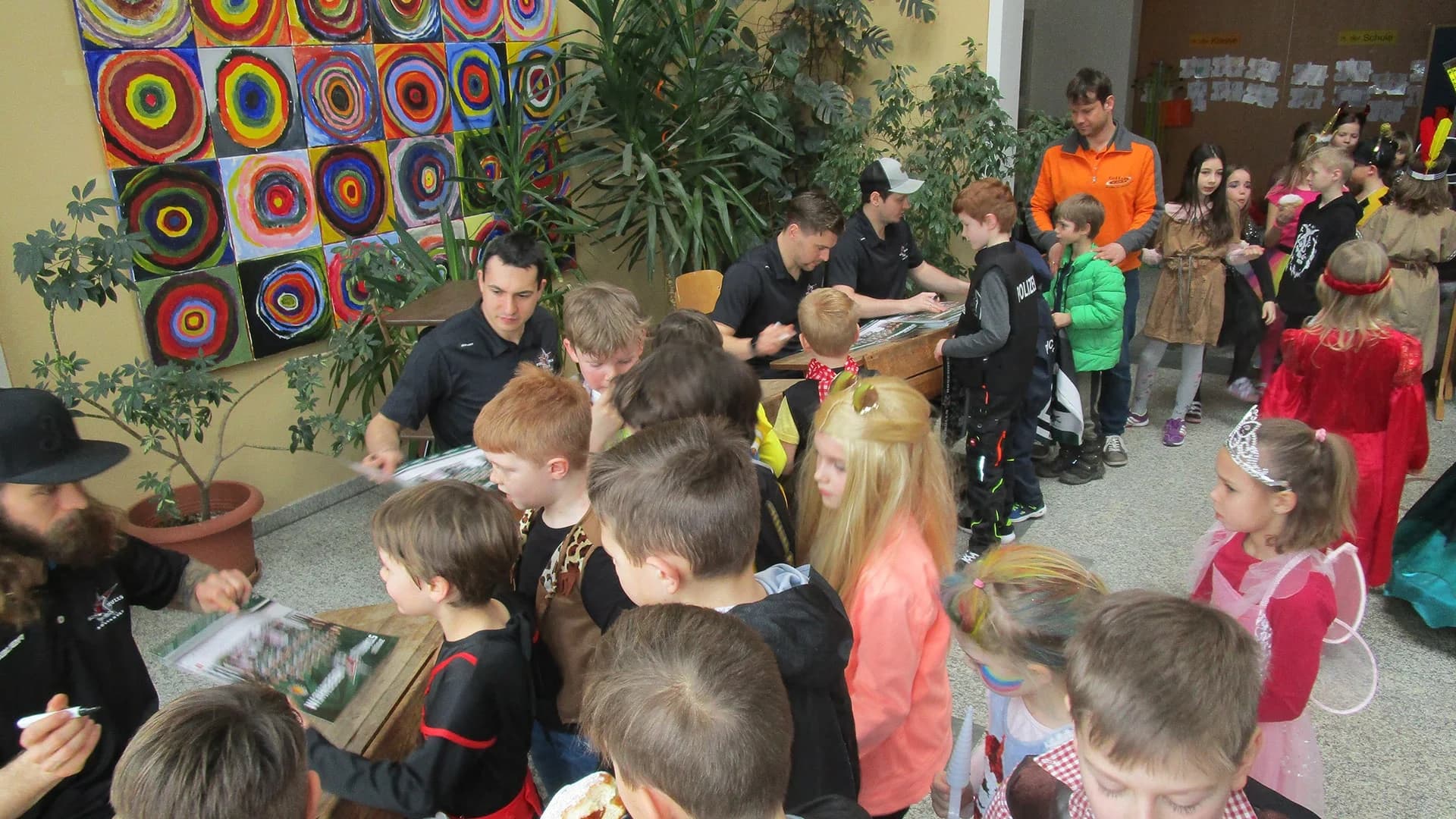 Starbulls besuchten die Grundschule Söchtenau