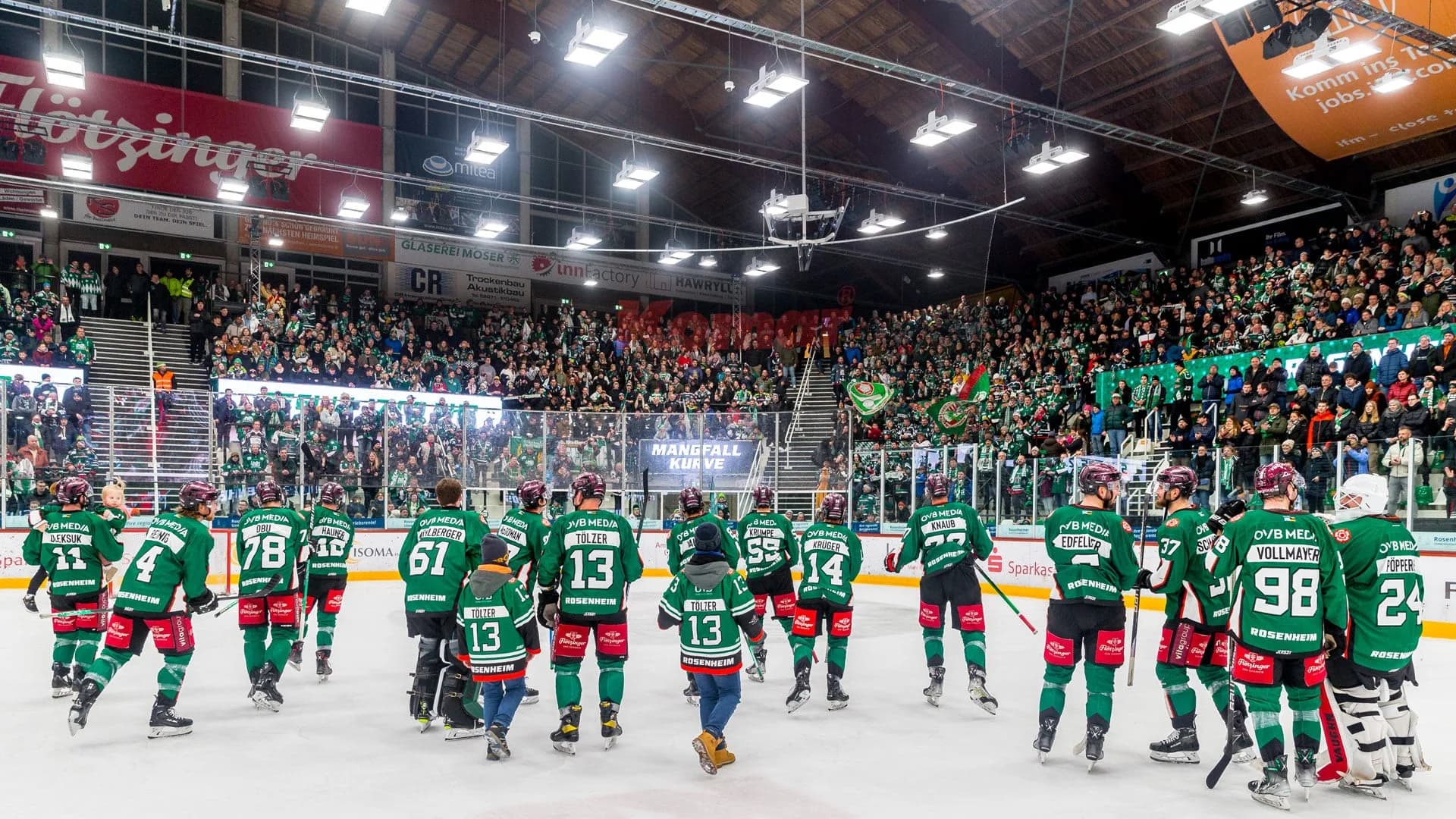 Begeisterte Starbulls-Fans feiern den Meister-Besieger