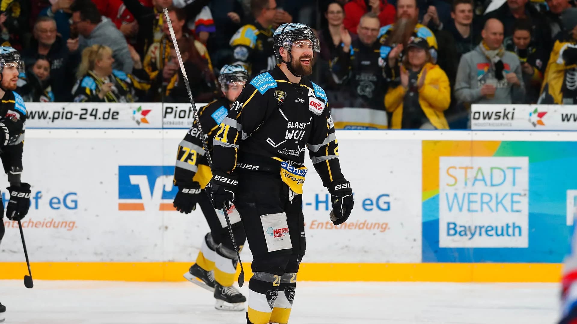 Neuer Center mit Travis Ewanyk