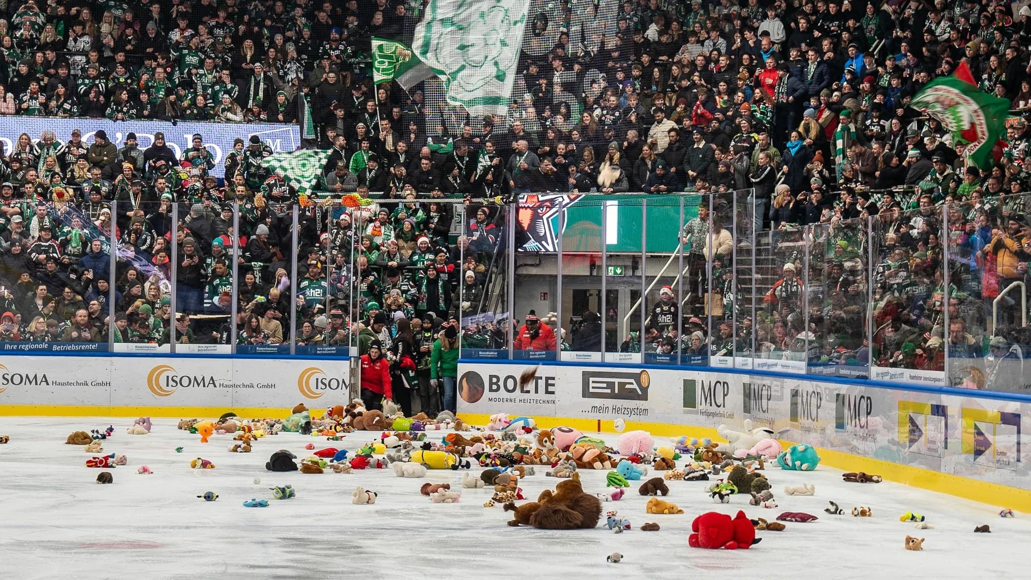 Teddy-Bear-Toss im ROFA-Stadion