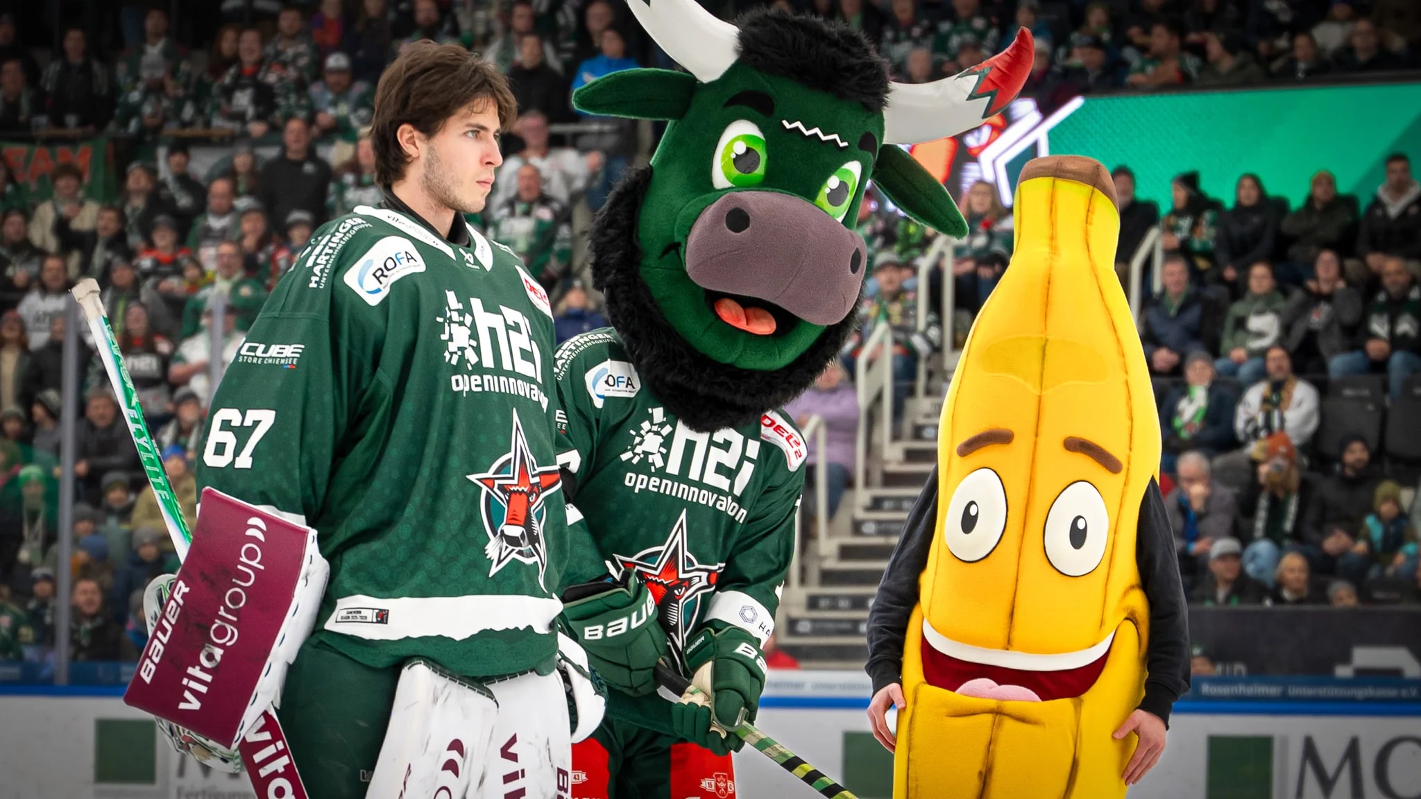 Starbulls-Spieler beim Schulbesuch mit Kindern